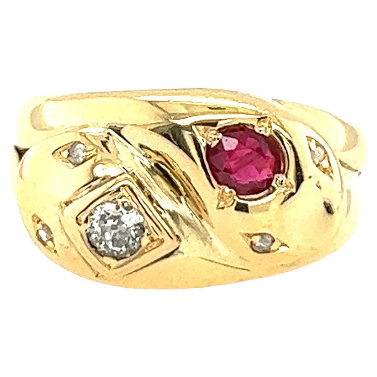Ring aus 18 Karat Gelbgold mit Diamanten und Rubinen in einer Doppelschlangenkopf-Fassung