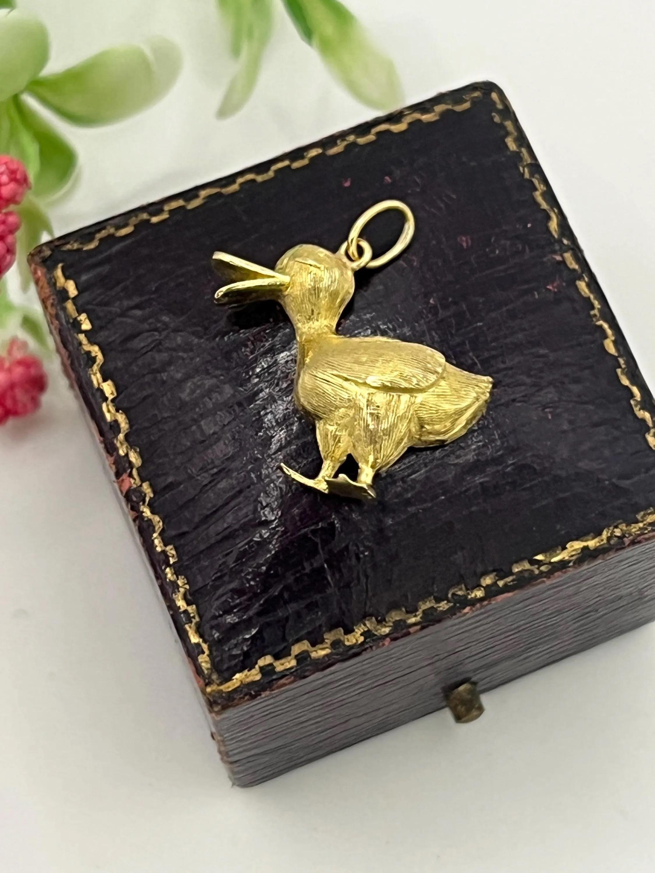 Vintage Gold Duck Anhänger 

18-Karat-Gold

Circa 1970er Jahre

* Die Kette ist separat erhältlich.

Stilisierter Entenanhänger aus 18-karätigem Gelbgold, stehend mit gefalteten Flügeln und nach vorne gerichtetem Kopf modelliert. Die Form ist sanft
