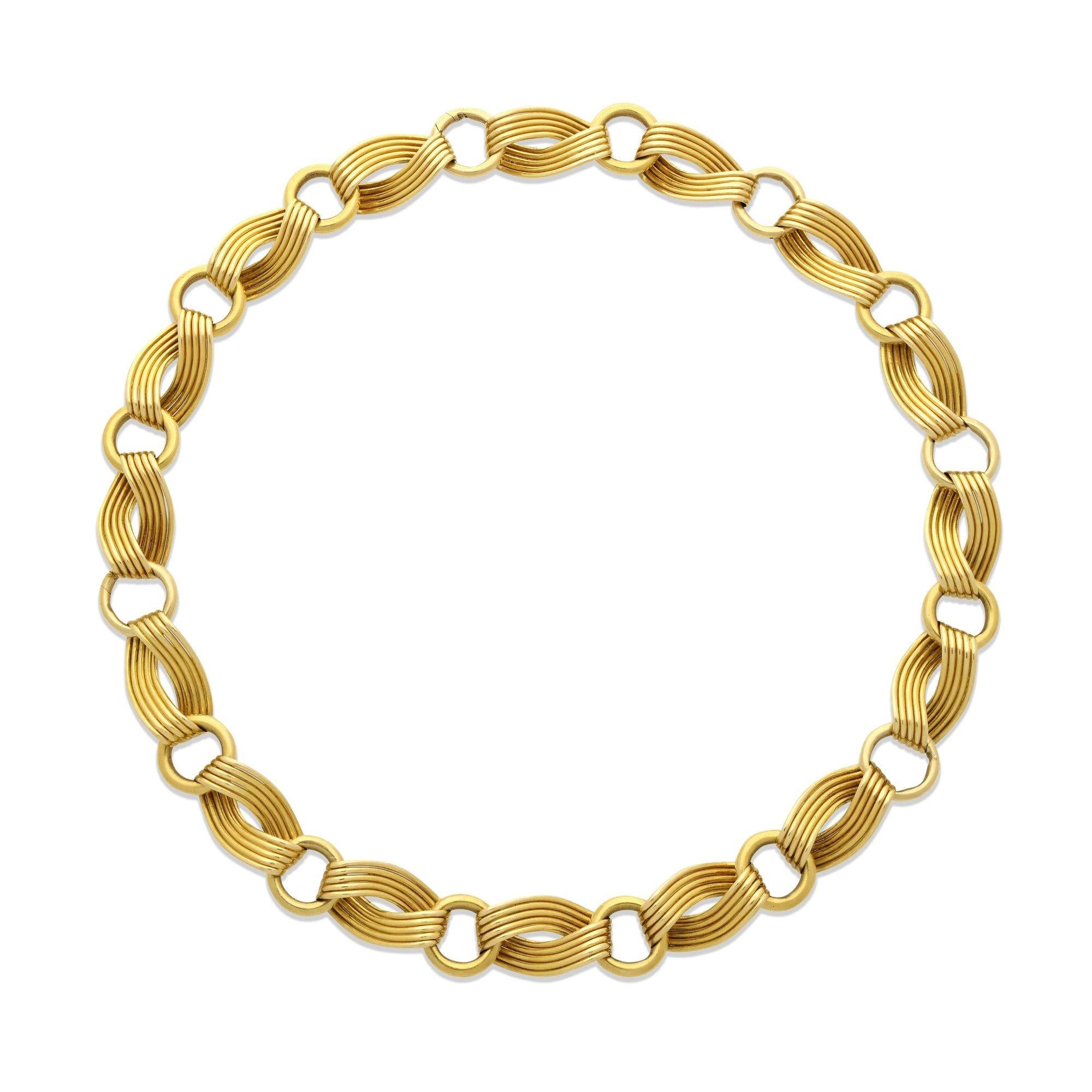 Sommario:
Collana vintage A Link in oro giallo 18ct
Descrizione:
Una collana d'epoca in oro giallo 18ct, circa 1960. La collana è composta da sedici maglie a spirale a forma di infinito, ciascuna separata da una maglia circolare, cinque delle quali