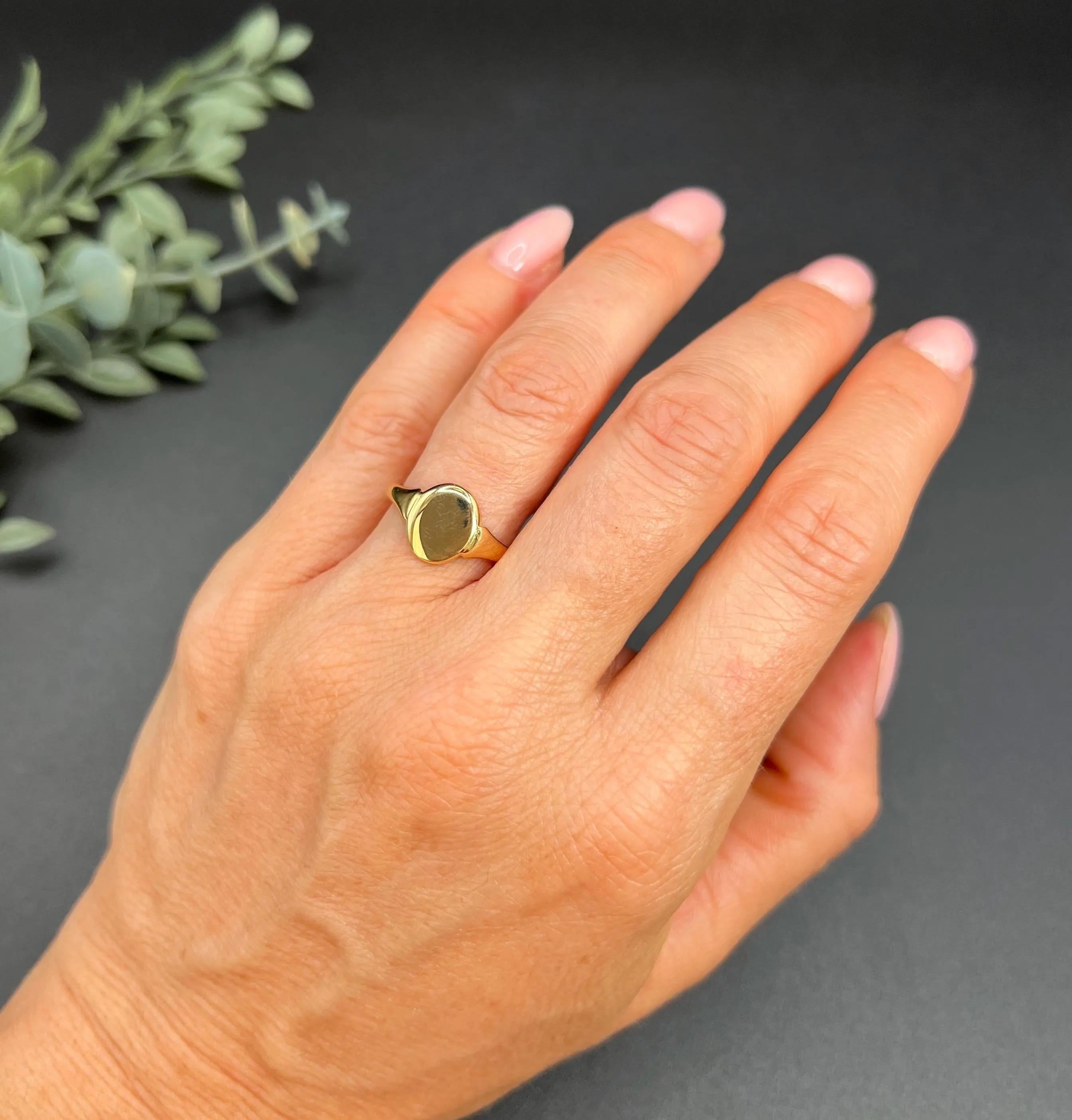 Anello con sigillo Vintage By 

Oro giallo 18ct 

Marchio Birmingham 1930

Marchio dei costruttori  H. A. C. & S. 

Scopri l'eleganza di questo squisito anello con sigillo vintage in oro giallo 18 ct, caratterizzato da una classica forma ovale con
