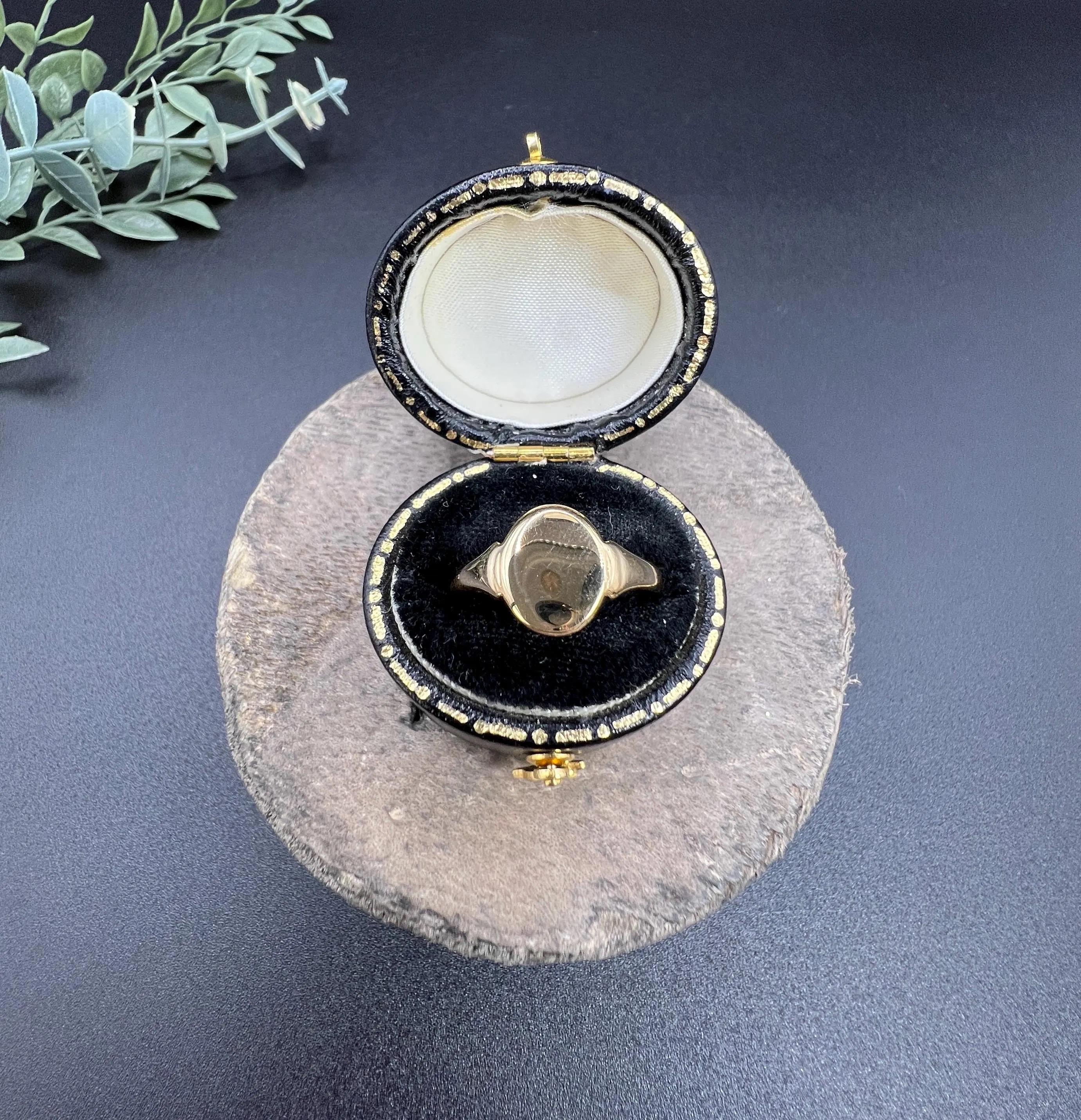 Anello con sigillo ovale d'epoca in oro giallo 18 ct, con marchio Birmingham 1930 in vendita 1