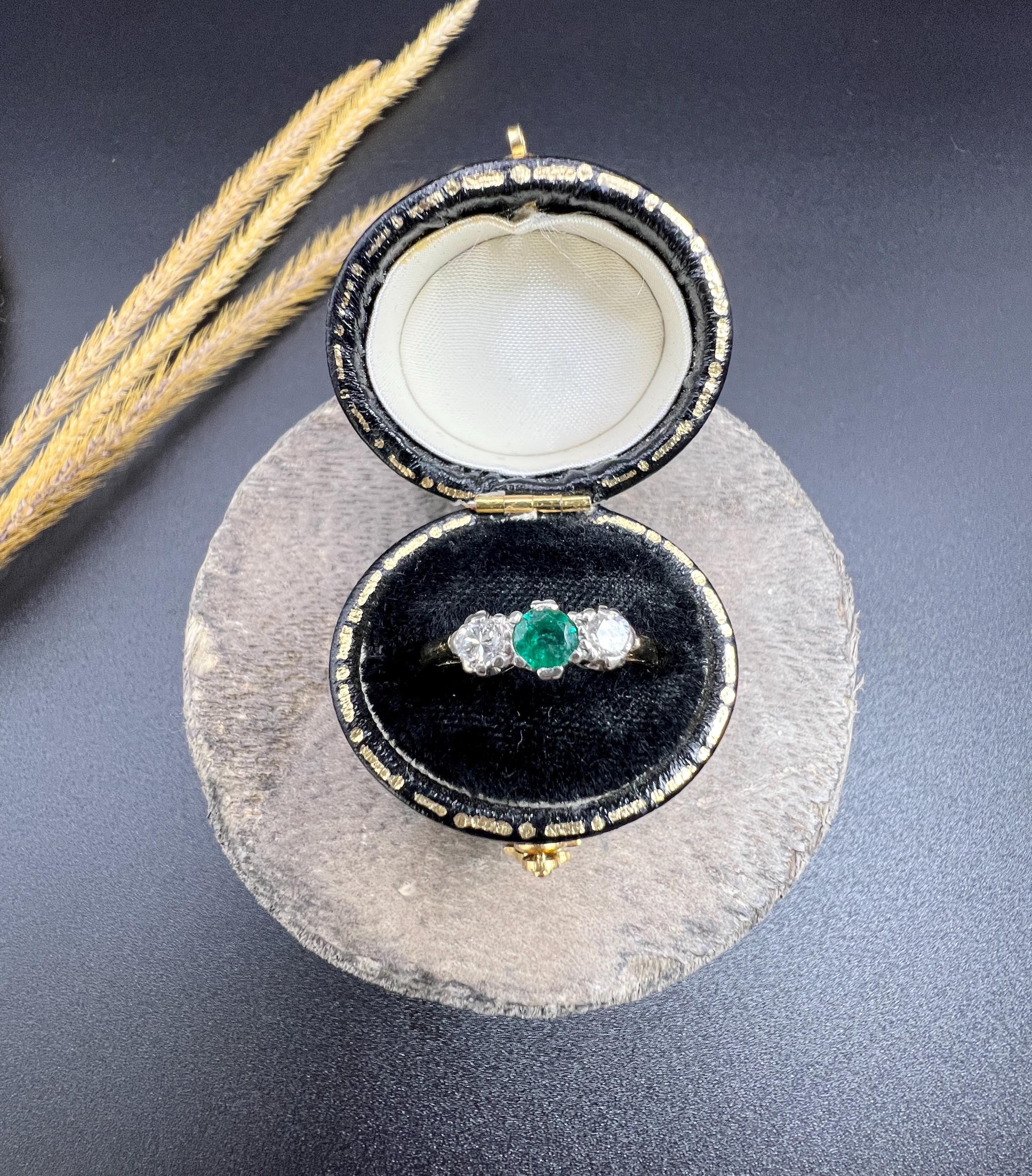 Vintage 18ct Yellow Gold & Platinum, 1950s 3 Stone Emerald and Diamond Ring In Good Condition For Sale In Brighton, GB