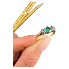 Vintage-Ring aus 18 Karat Gelbgold und Platin, 1950er Jahre, 3 Steine Smaragd und Diamant