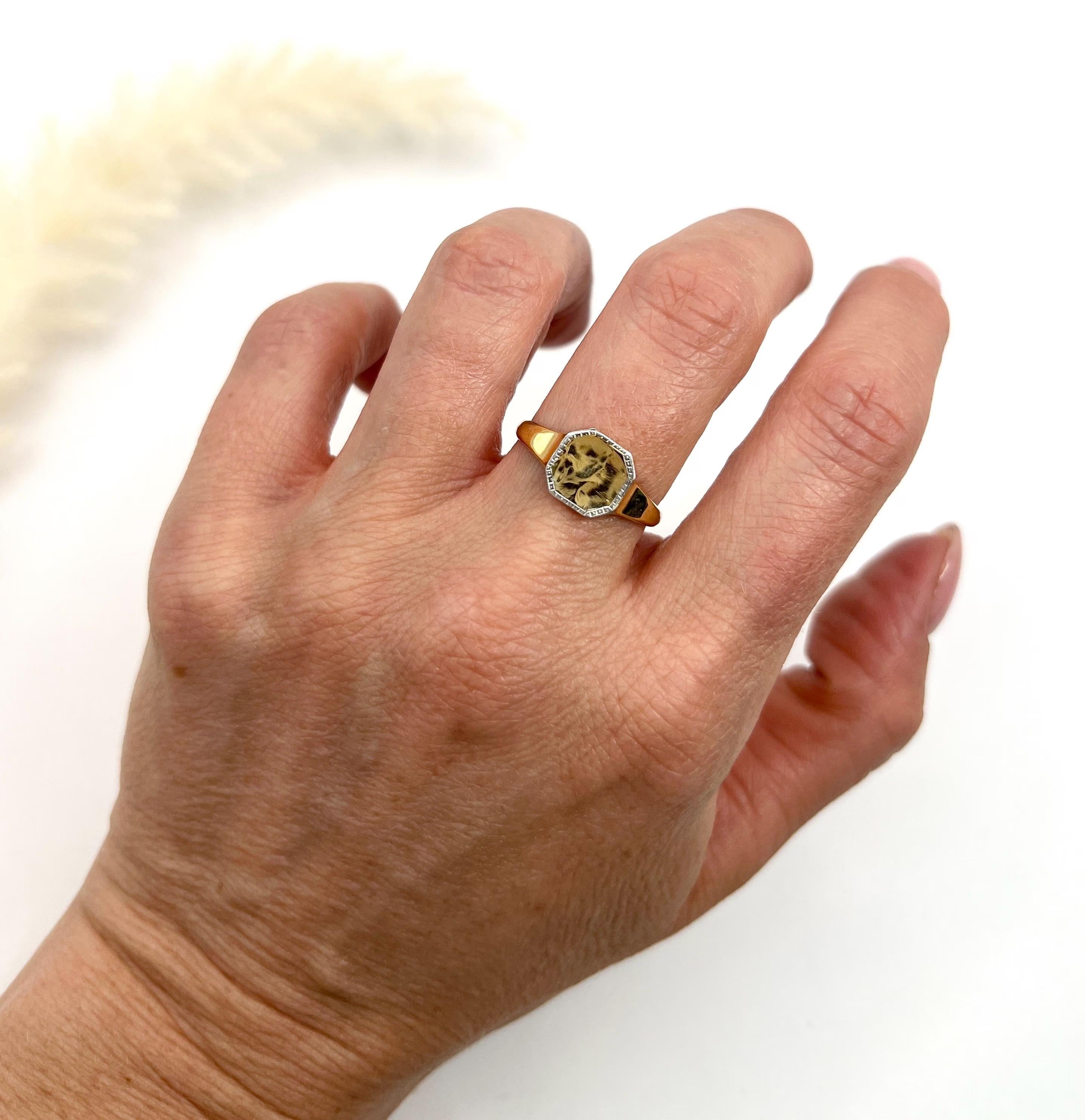 Anello con sigillo antico 

Oro e platino 18ct

Marchio Londra 1932

Eleva la tua collezione di accessori con questo splendido anello con sigillo vintage, realizzato in lussuoso oro giallo 18 carati. L'anello ha una forma ottagonale con una