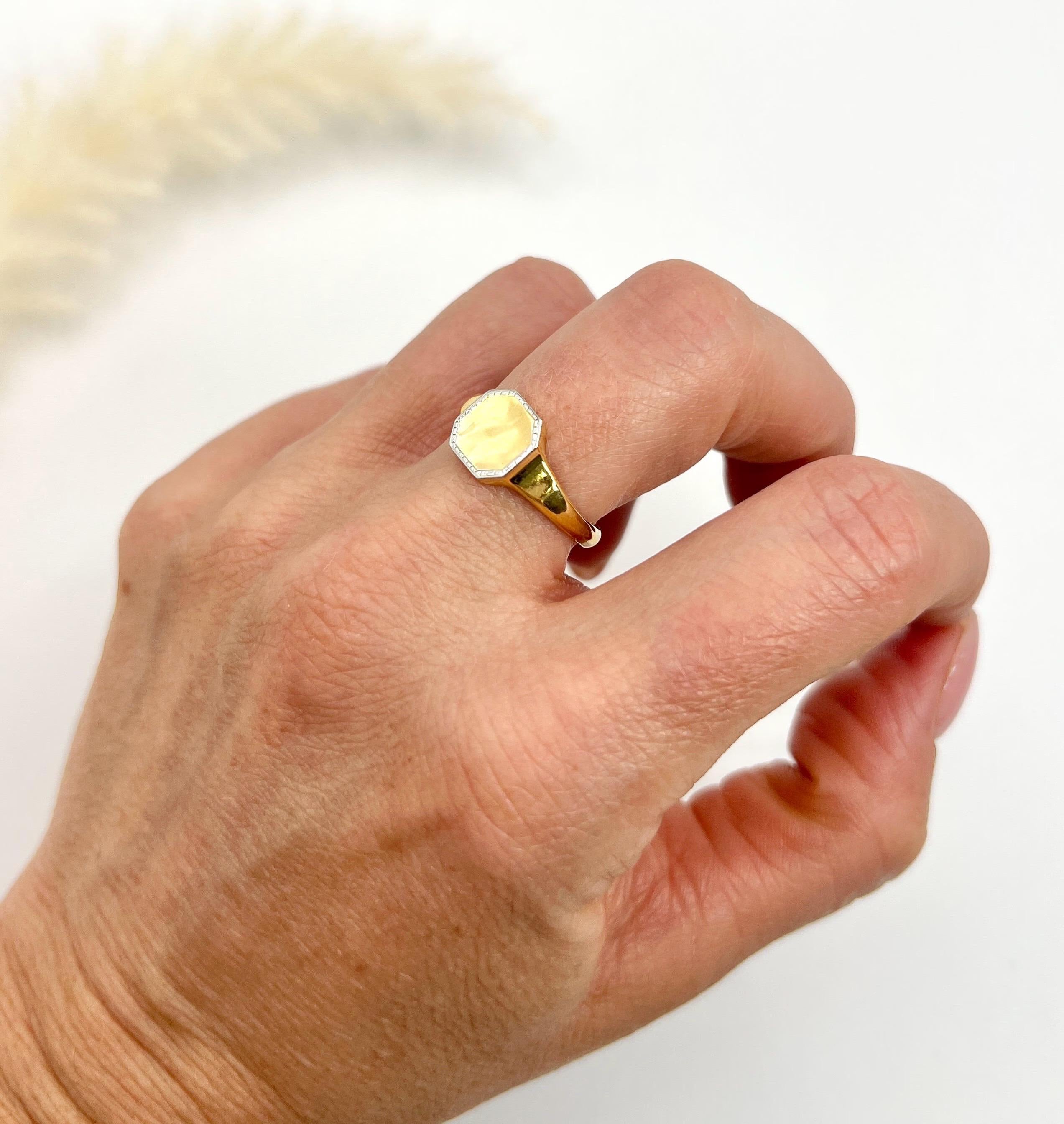 Anello ottagonale d'epoca in oro giallo 18 ct e platino con marchio Londra 1932 in vendita 1