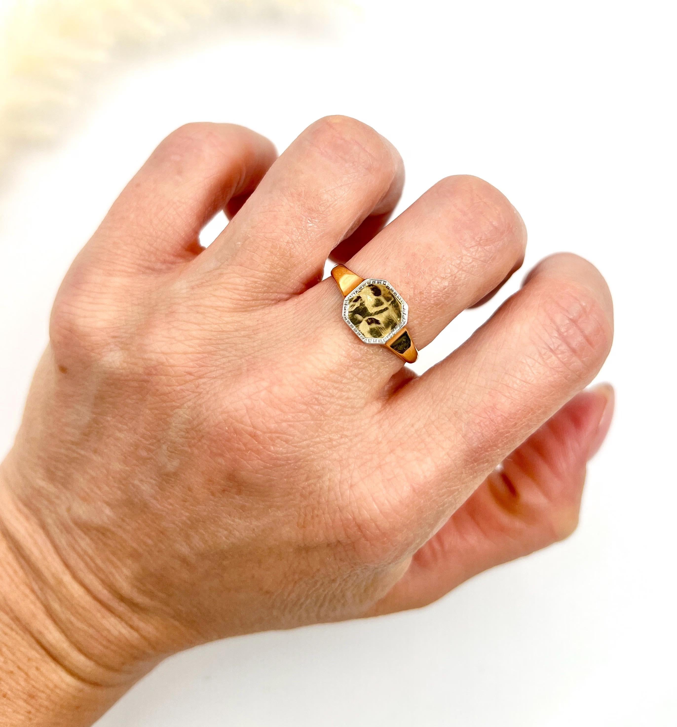 Anello ottagonale d'epoca in oro giallo 18 ct e platino con marchio Londra 1932 in vendita 3
