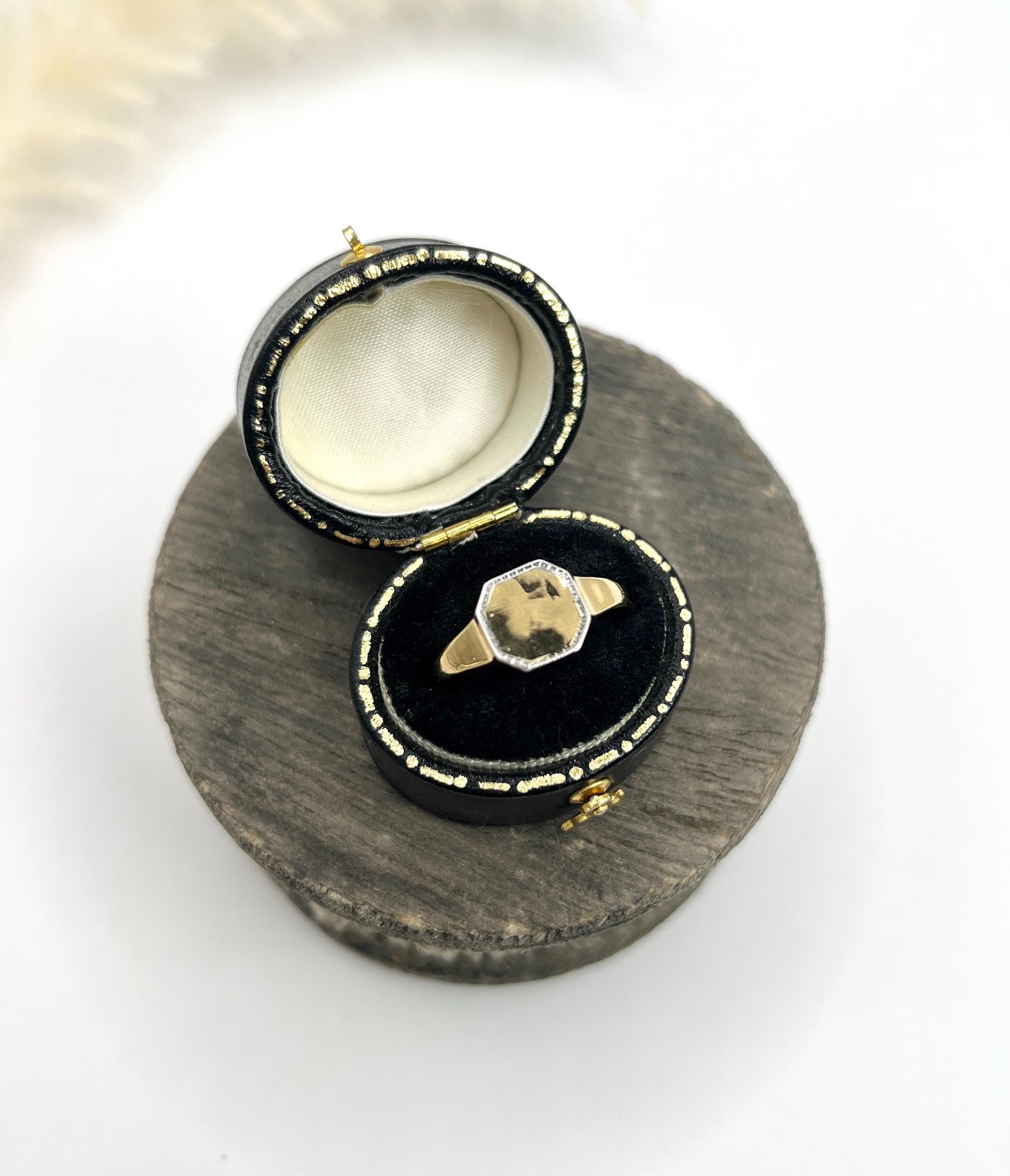 Anello ottagonale d'epoca in oro giallo 18 ct e platino con marchio Londra 1932 in vendita 5