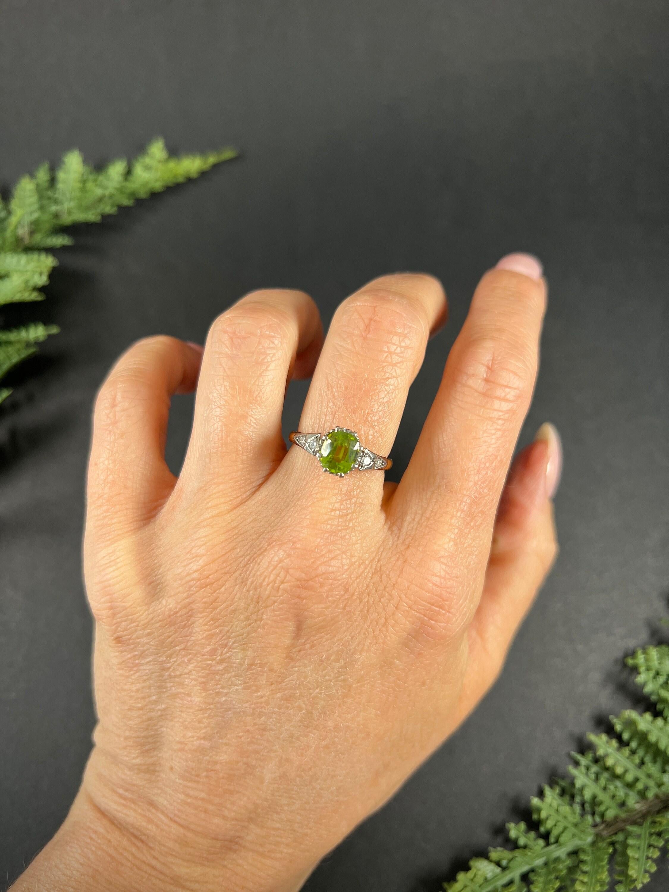 Vintage-Diamantring aus 18 Karat Gelbgold und Platin, gestempelt, 1940er Jahre Peridot (Kissenschliff) im Angebot