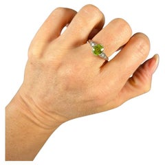 Bague vintage en or jaune 18 carats et platine estampillée, péridot et diamant des années 1940