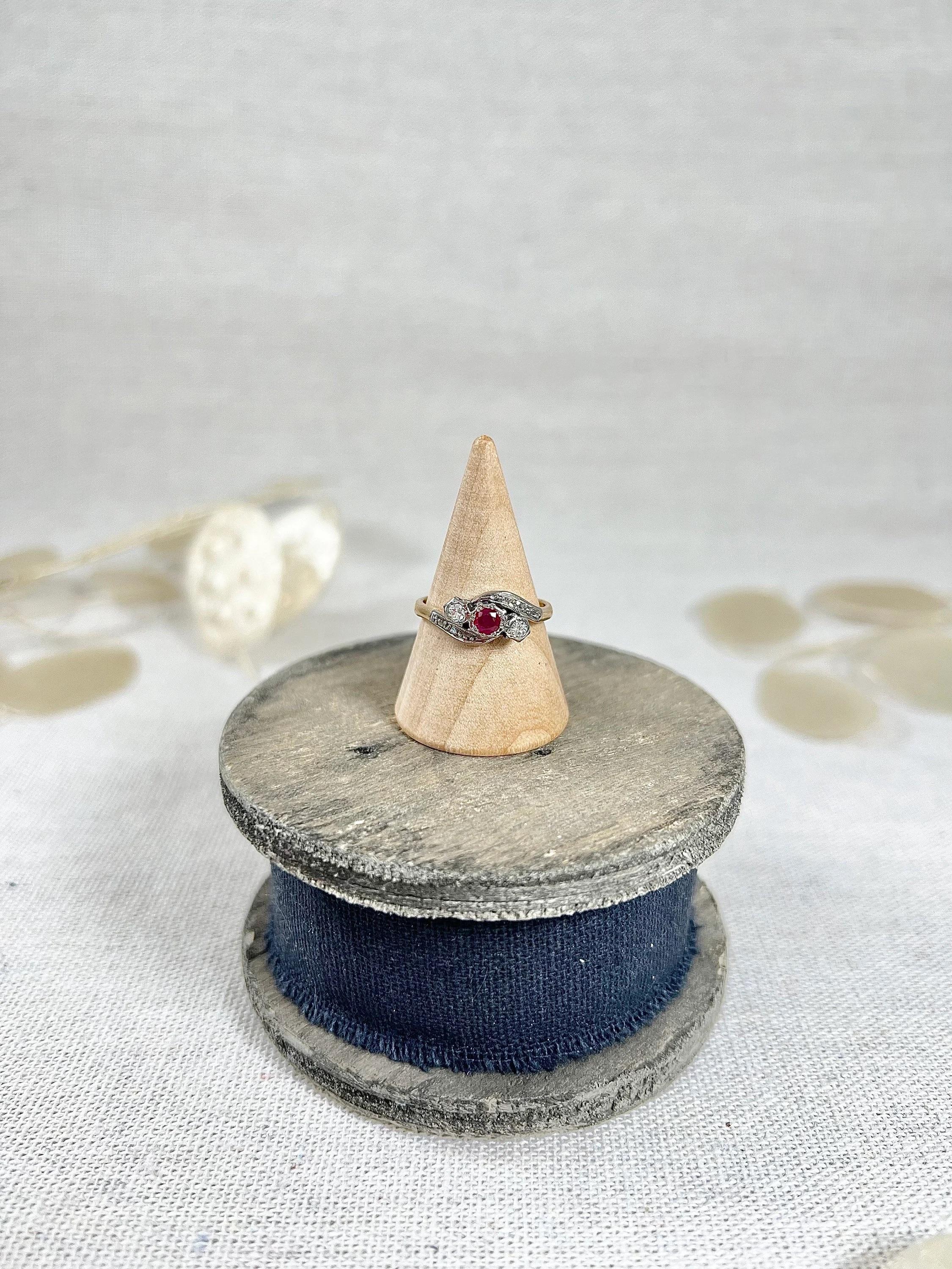 Vintage 18ct Yellow Gold & Platinum Stamped, 1940s Ruby Diamond Crossover Ring In Good Condition In Brighton, GB