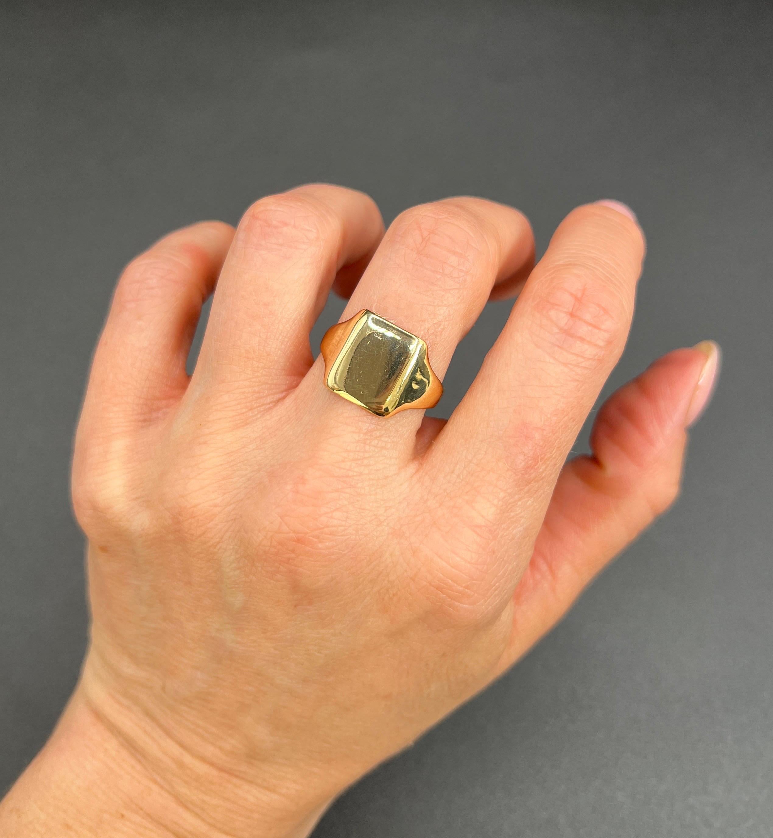Anello con sigillo antico 

oro 18ct 

Marchio Birmingham 1928

Questo squisito anello con sigillo vintage è realizzato in oro giallo 18 ct e presenta un design rettangolare senza tempo con una superficie liscia ed elegante. La semplicità del suo