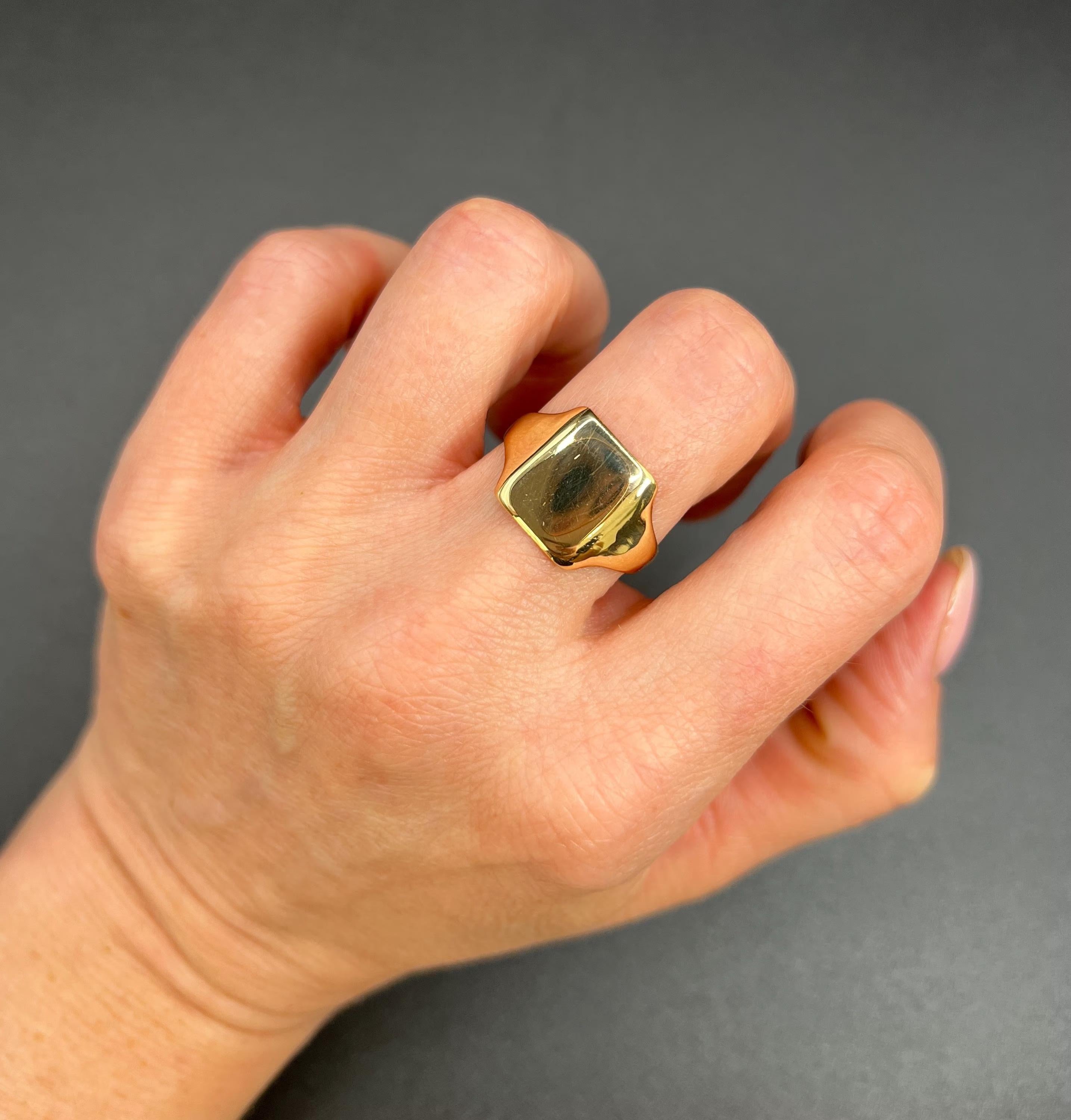 Anello rettangolare con sigillo d'epoca in oro giallo 18 ct, con marchio Birmingham 1928 in vendita 3