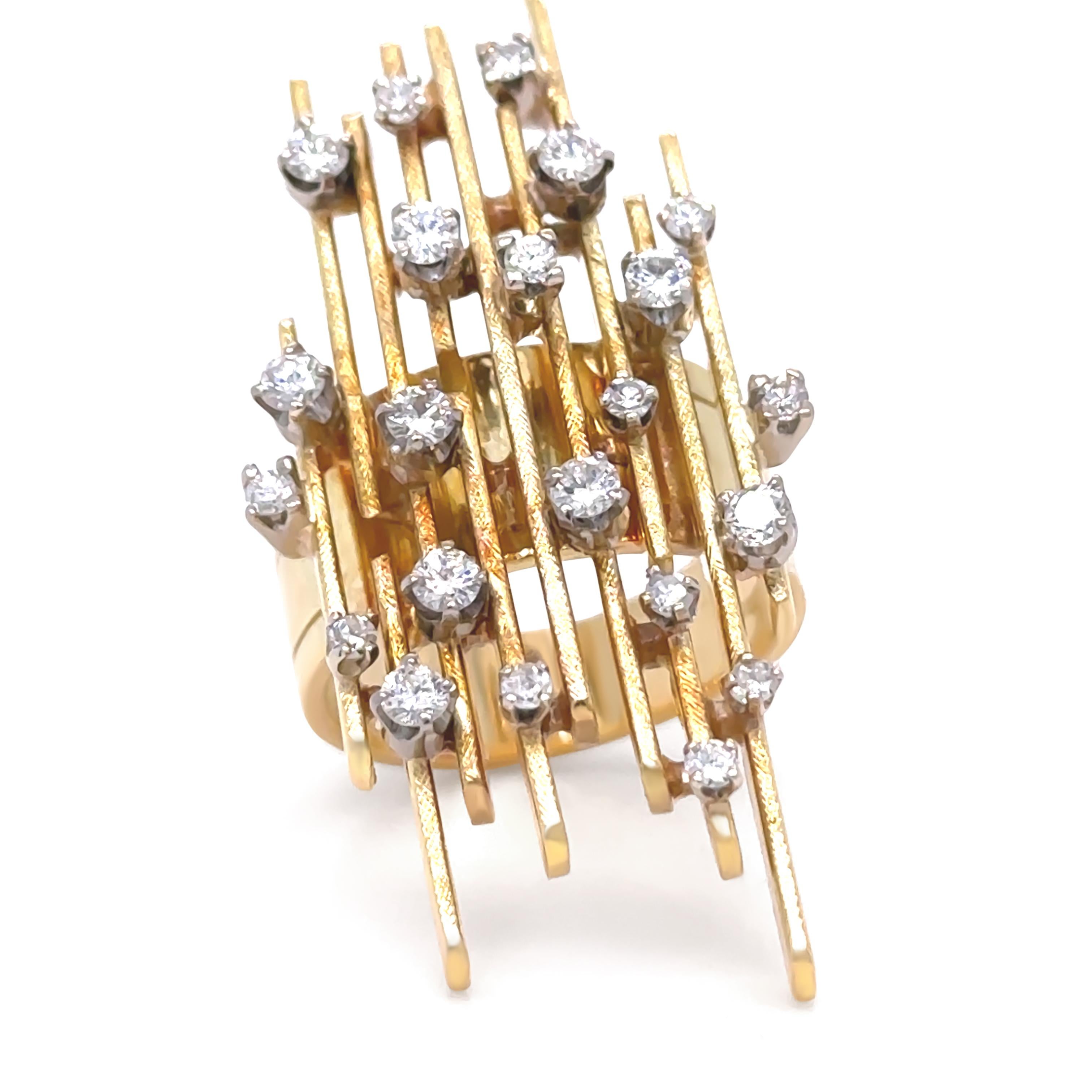 Dieser exquisite Retro-Diamantring im Vintage-Stil ist aus 18 Karat Gelbgold gefertigt und besticht durch sein kühnes und zeitloses Design. Das 19,2 Gramm schwere Schmuckstück ist mit 22 runden Diamanten im Brillant- und Einzelschliff mit einem