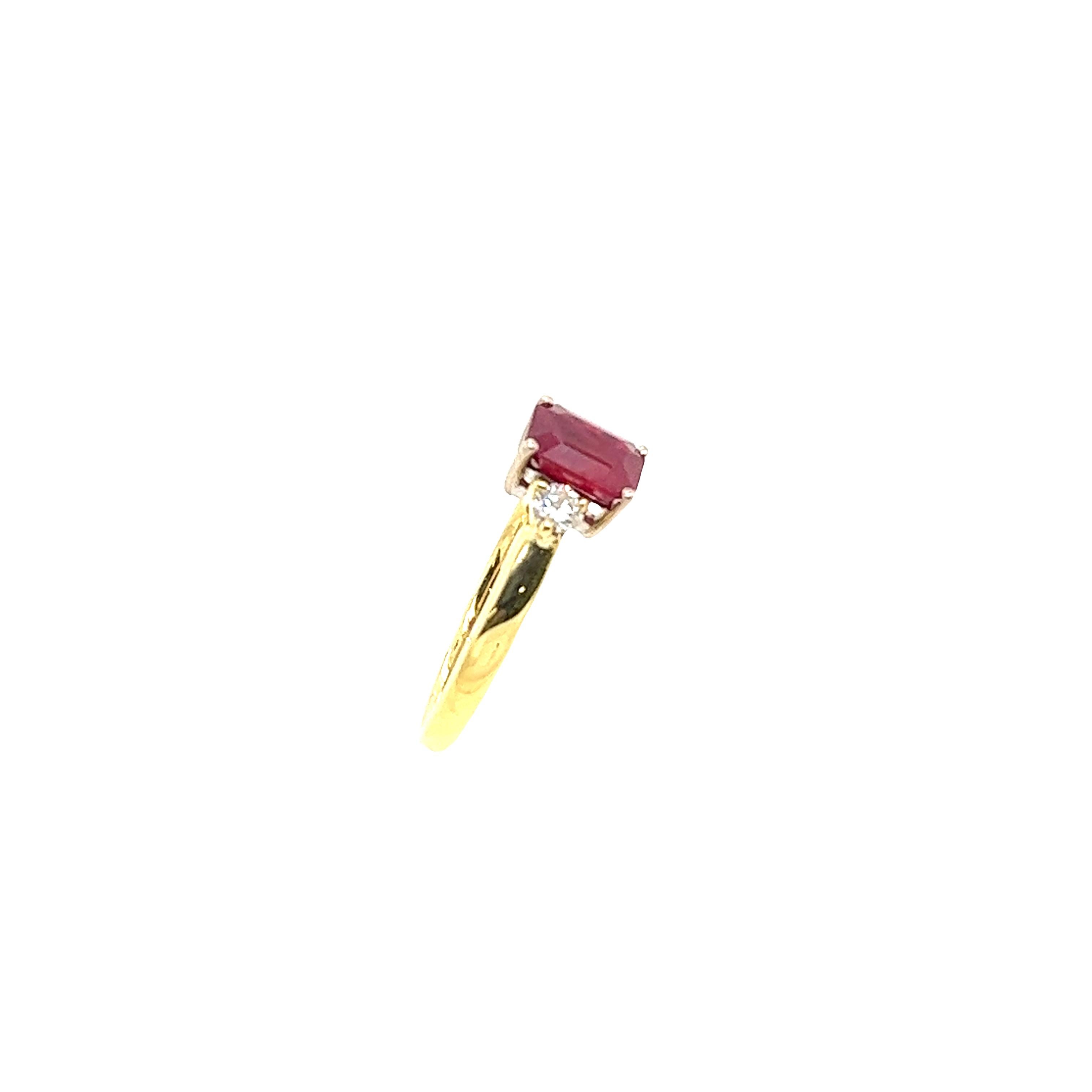 Vintage 18ct Yellow Gold Ruby & Diamond Ring Set With 2 Diamonds In Excellent Condition For Sale In London, GB