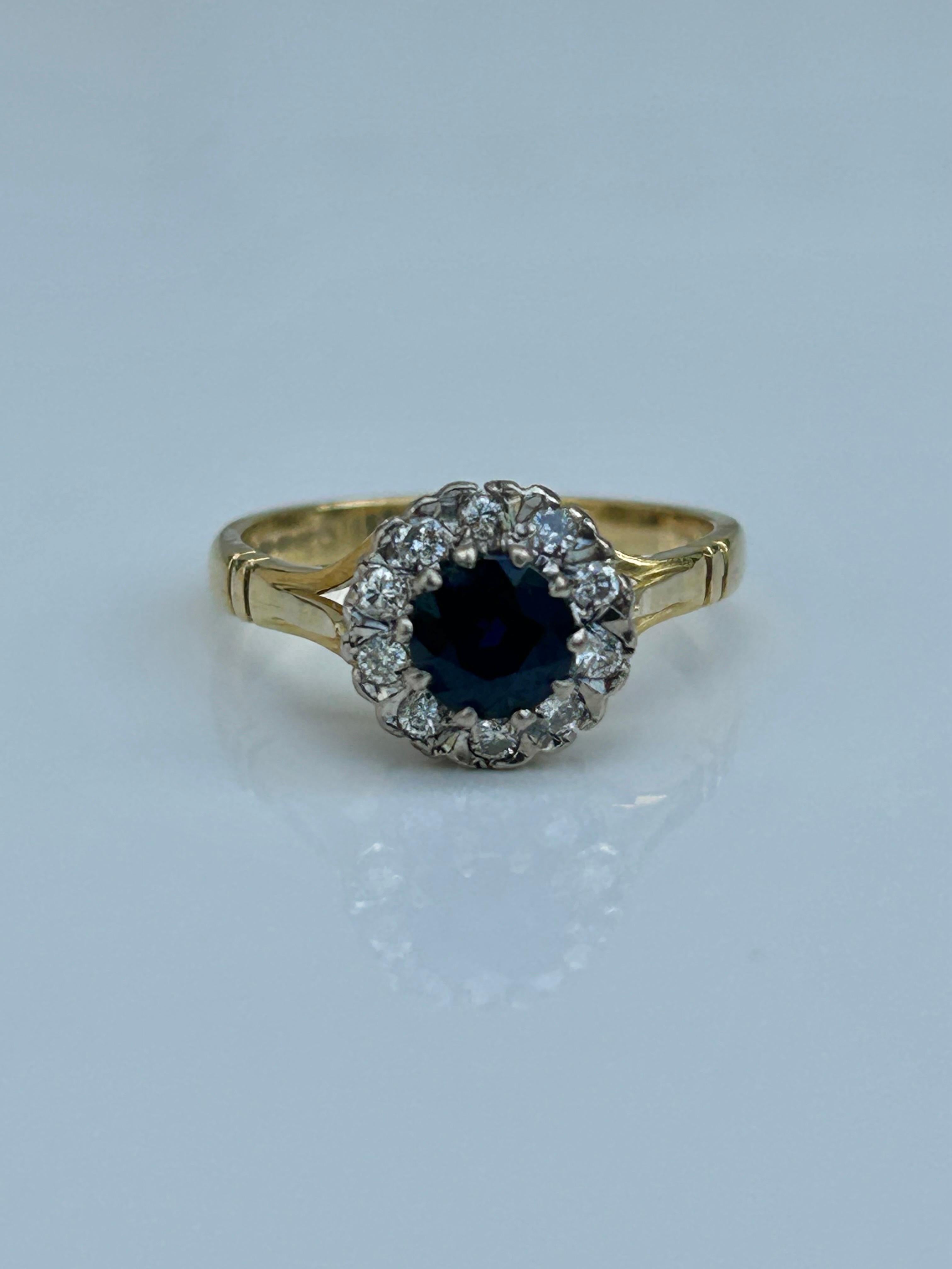 Women's or Men's Vintage 18 Carat Yellow Gold Sapphire and Diamond Ring For Sale