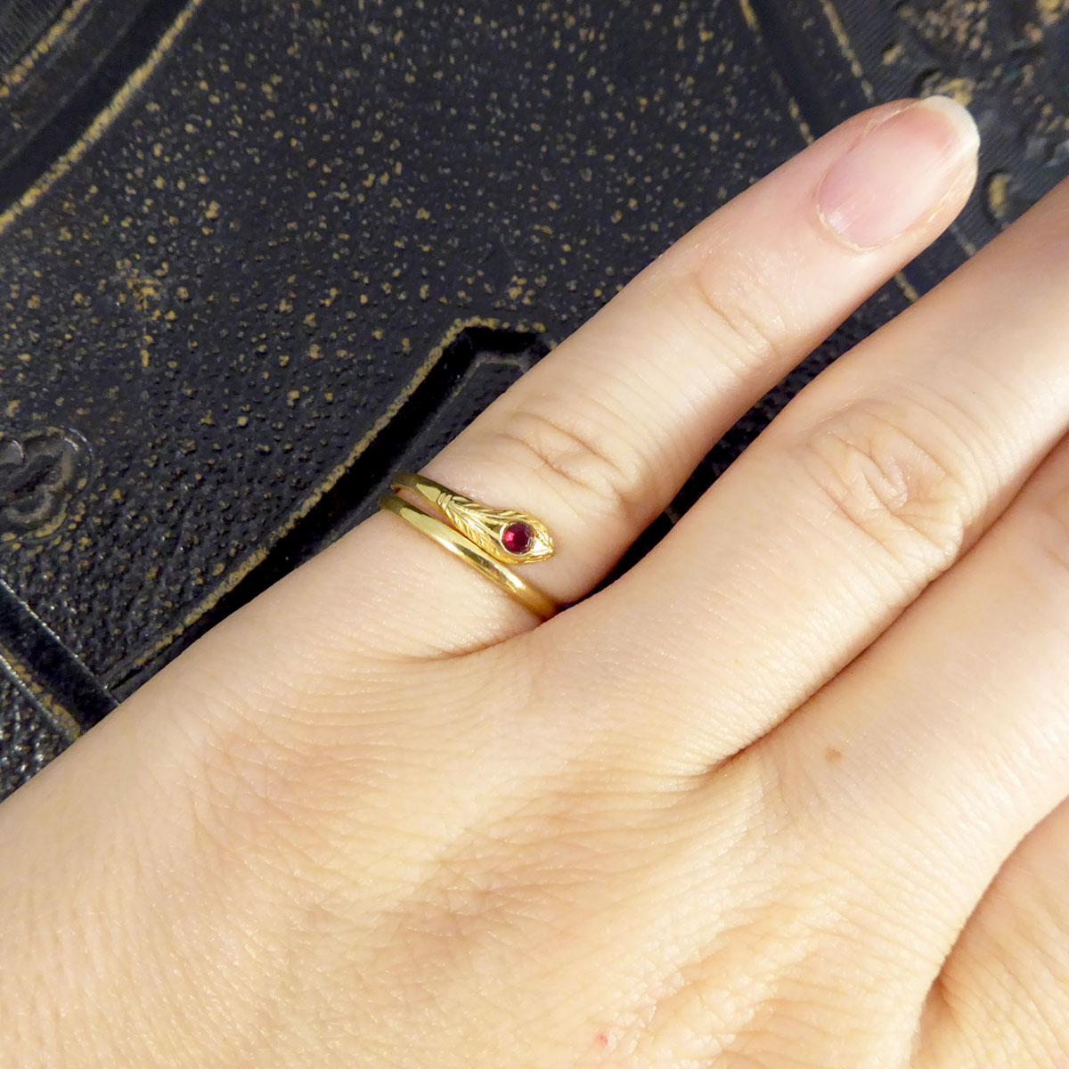 Vintage 18ct Yellow Gold Snake Ring with Garnet Set Head In Good Condition In Yorkshire, West Yorkshire