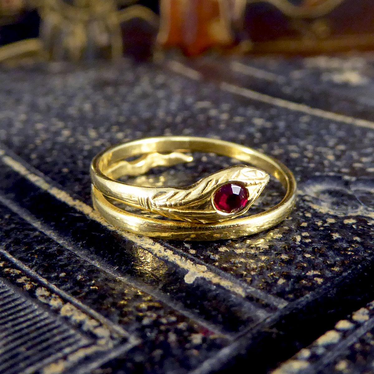 Vintage 18ct Yellow Gold Snake Ring with Garnet Set Head 2
