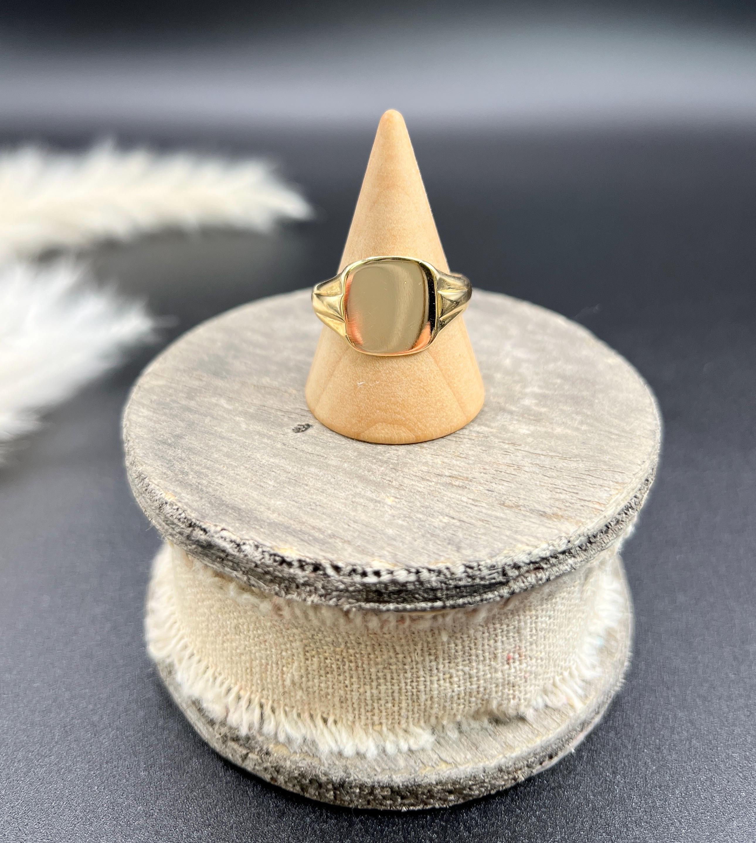 Vintage Signet Ring 

18ct Gold 

Hallmarked Birmingham 1929

Makers Mark H G & S

This vintage signet ring is a stunning piece of jewellery that you won't want to miss. Made of 18ct yellow gold, it features a square-shaped design that is both