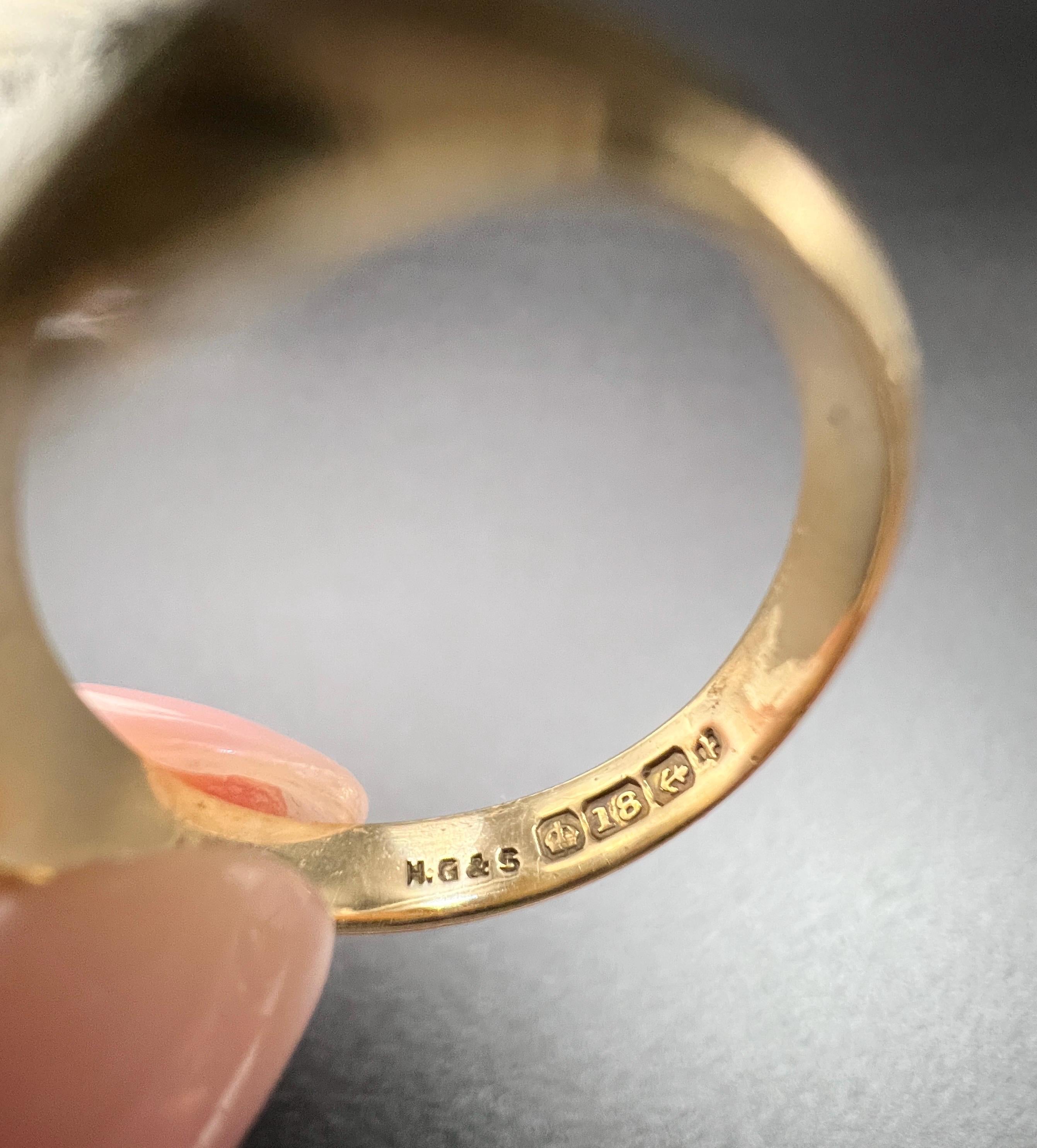 Vintage 18ct Yellow Gold, Square Shaped Signet Ring, Hallmarked Birmingham 1929 In Good Condition For Sale In Brighton, GB
