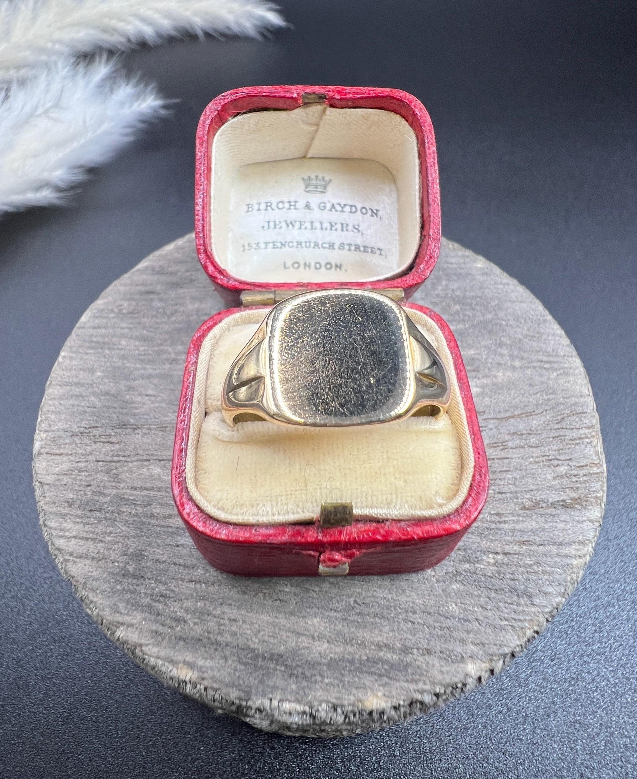 Women's or Men's Vintage 18ct Yellow Gold, Square Shaped Signet Ring, Hallmarked Birmingham 1929 For Sale