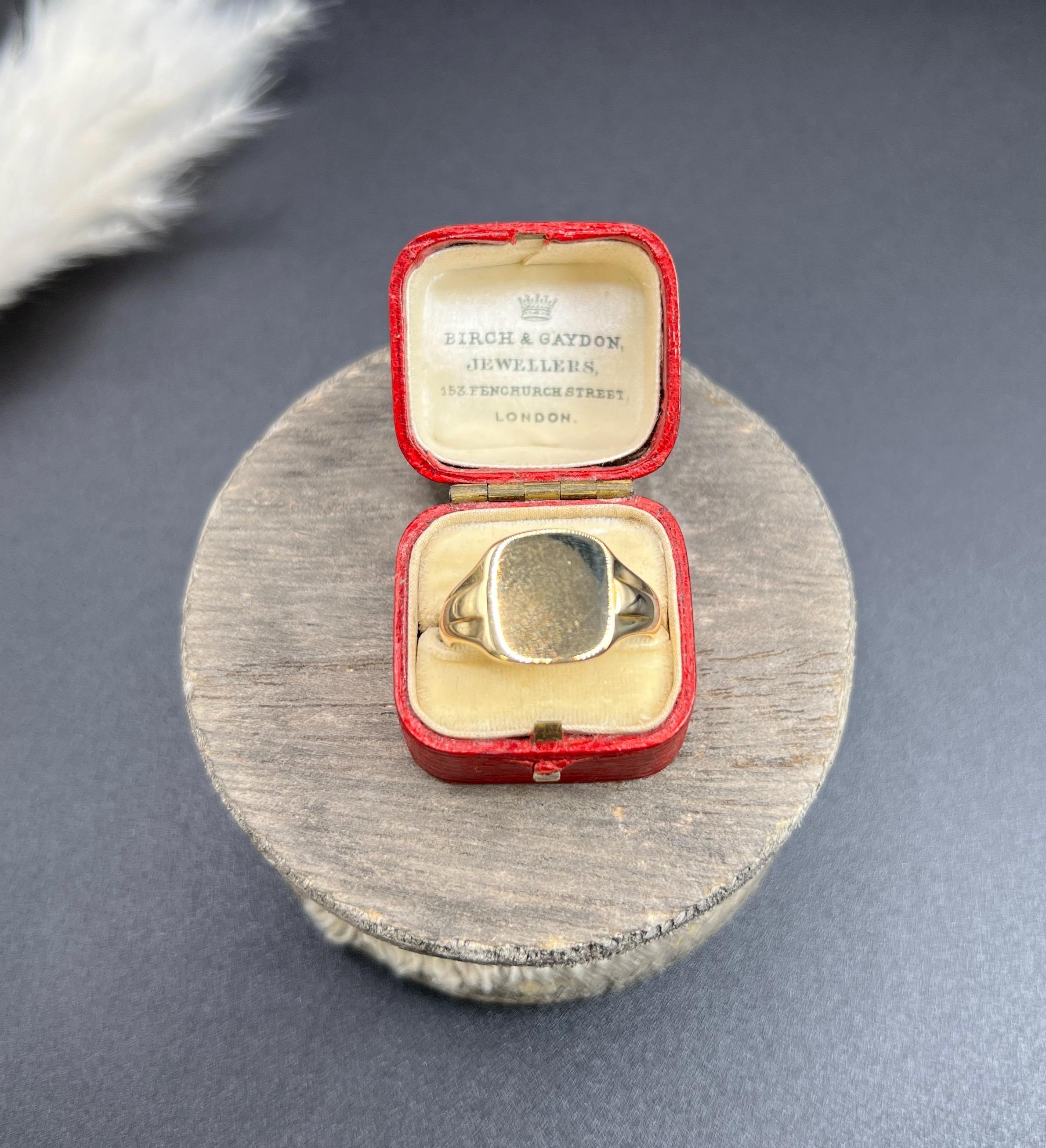 Vintage 18ct Yellow Gold, Square Shaped Signet Ring, Hallmarked Birmingham 1929 For Sale 1