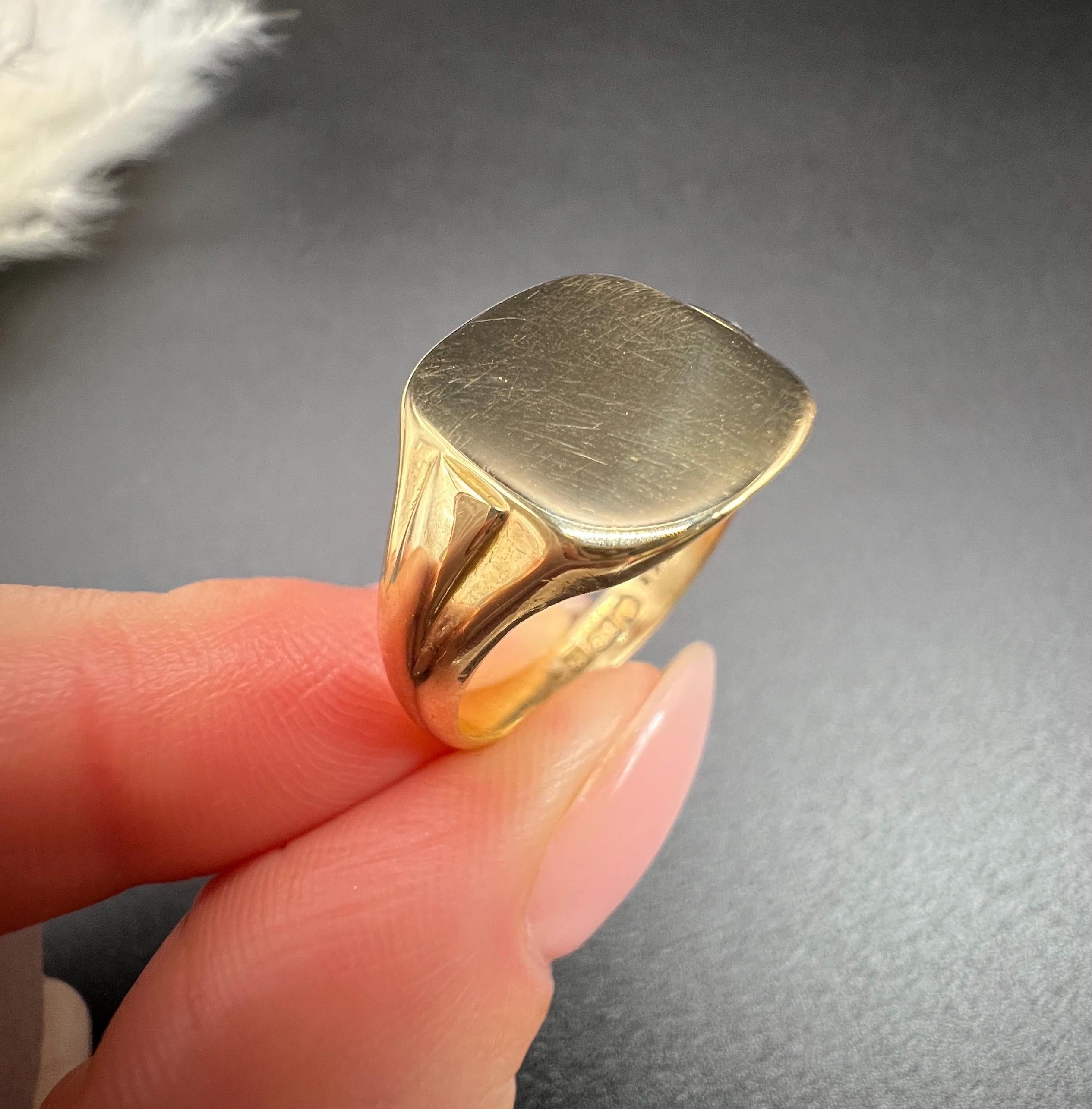 Vintage 18ct Yellow Gold, Square Shaped Signet Ring, Hallmarked Birmingham 1929 For Sale 2