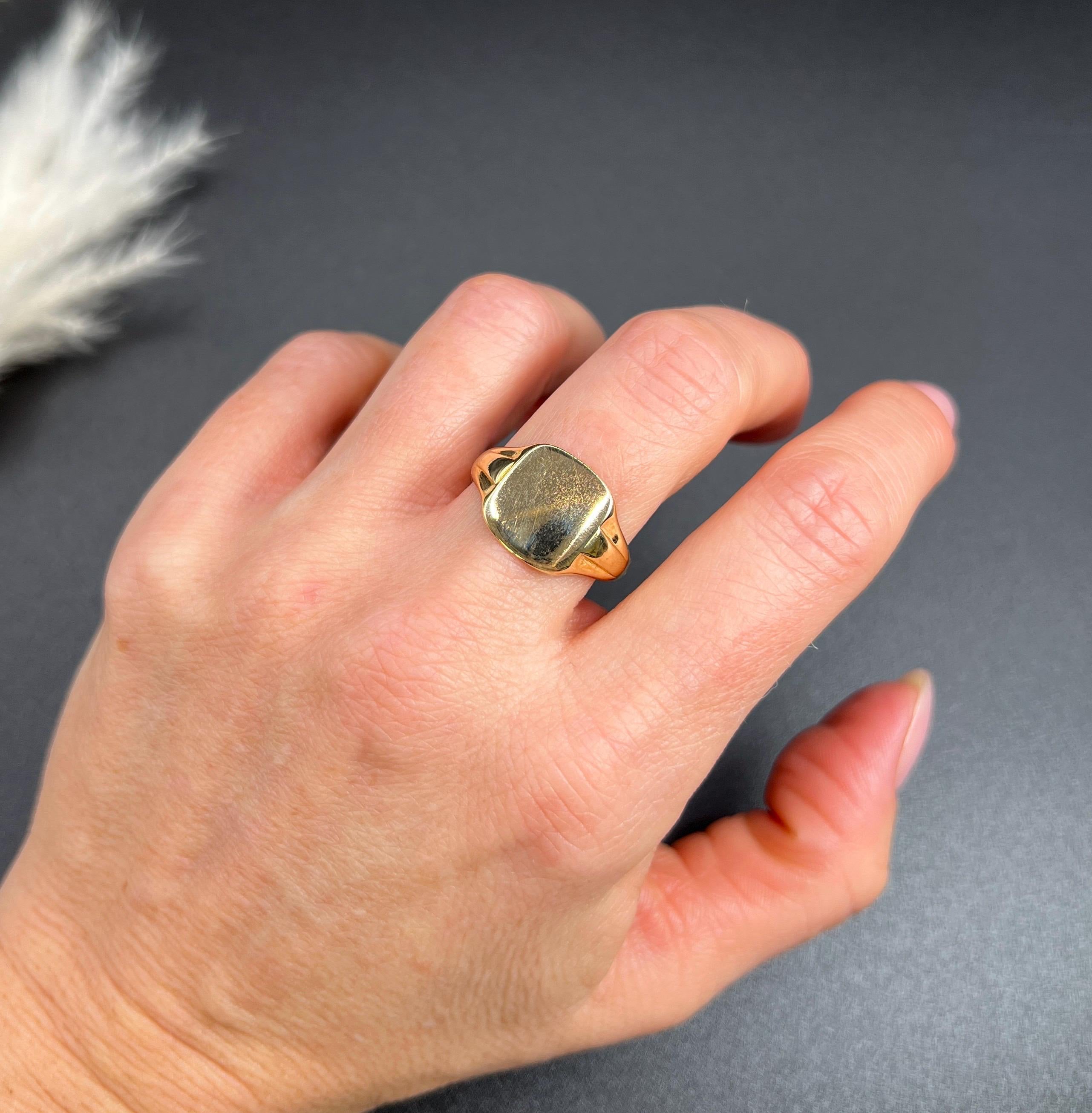 Vintage 18ct Yellow Gold, Square Shaped Signet Ring, Hallmarked Birmingham 1929 For Sale 3
