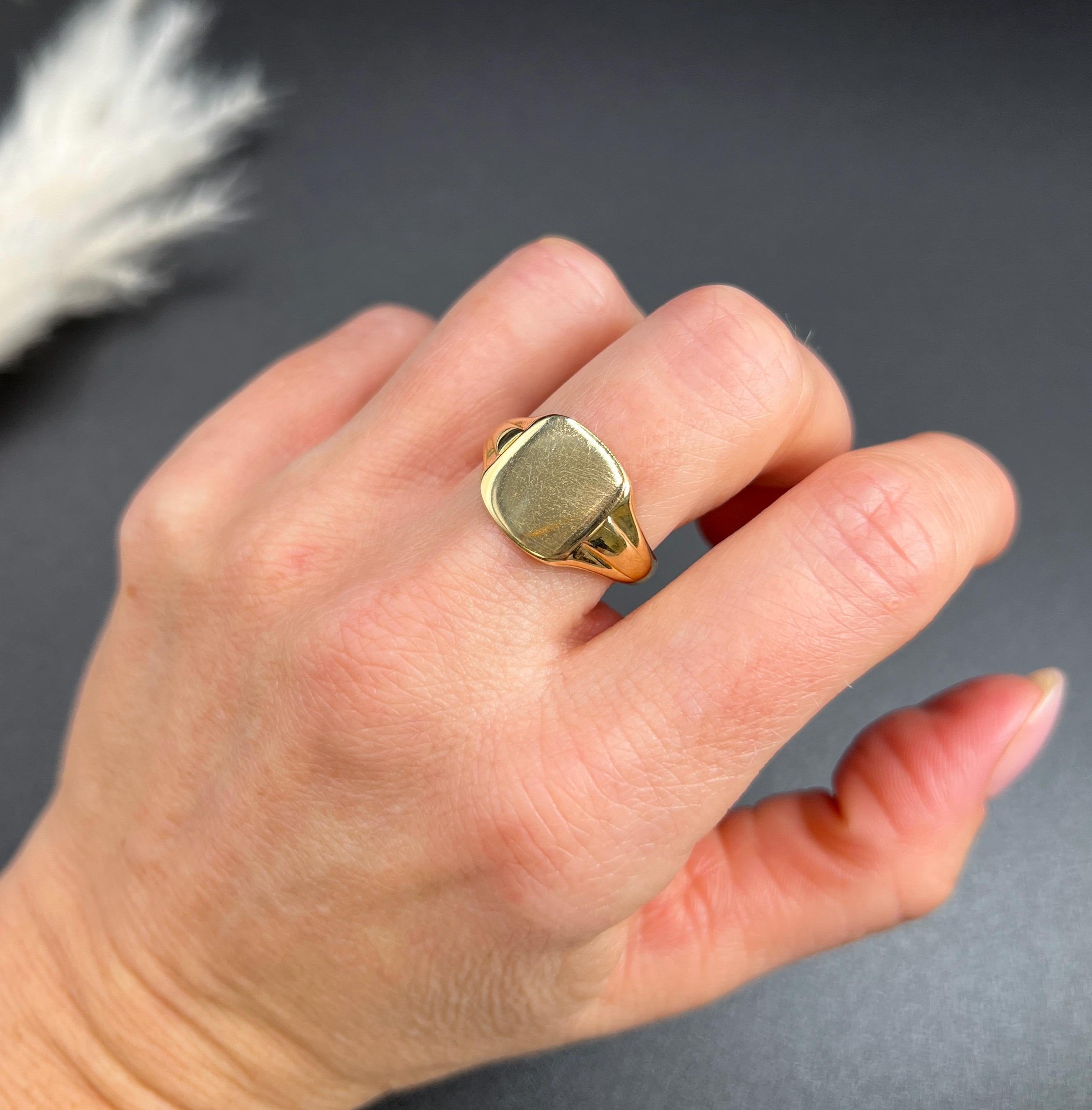 Vintage 18ct Yellow Gold, Square Shaped Signet Ring, Hallmarked Birmingham 1929 For Sale 4