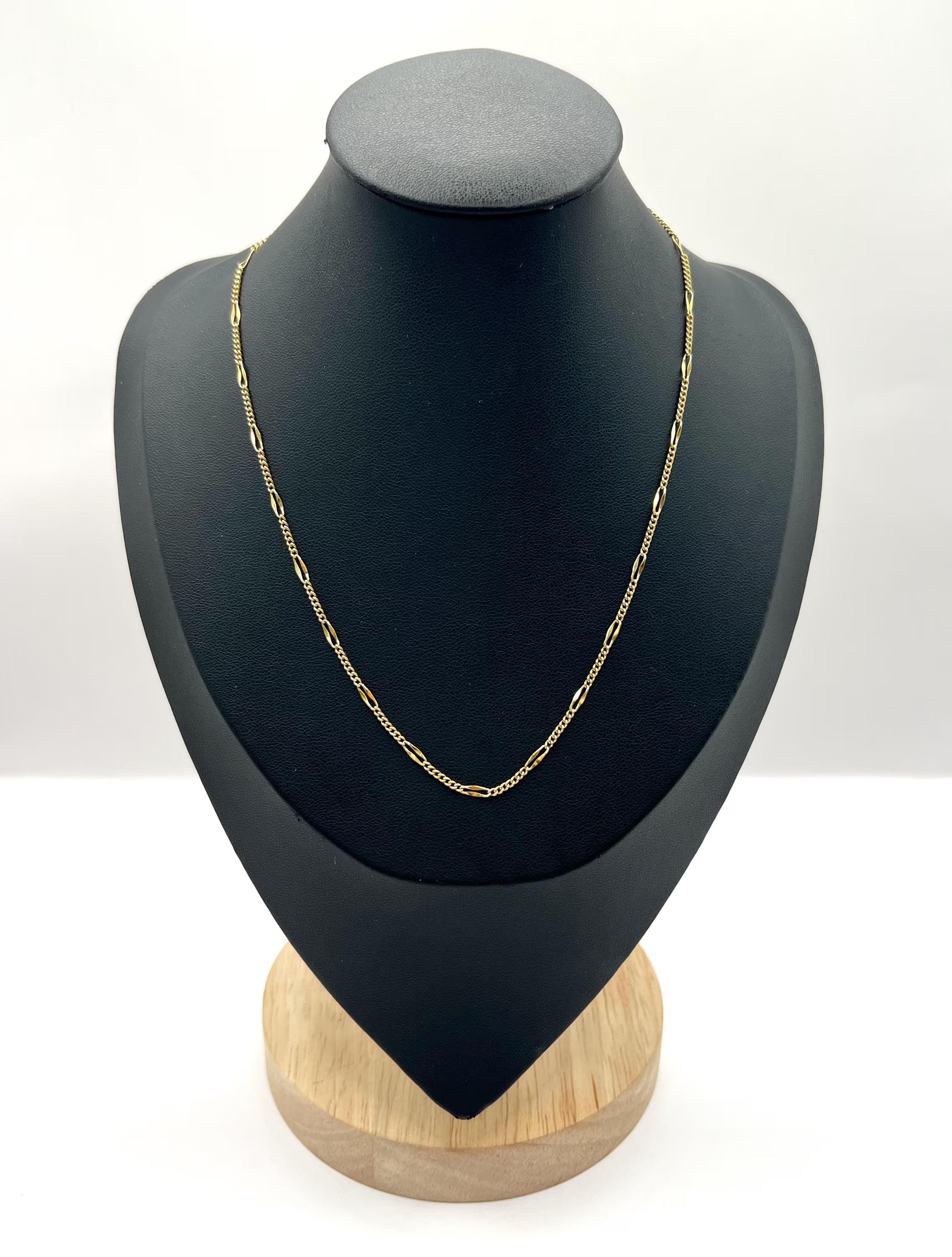 Vintage Figaro Kette

18ct Gelbgold gestempelt

CIRCA 2000er Jahre

Entdecken Sie die Raffinesse dieser exquisiten Figaro-Gliederkette aus 18 Karat Gelbgold, ein bemerkenswertes Stück, das die Eleganz der frühen 2000er Jahre verkörpert. Mit ihren