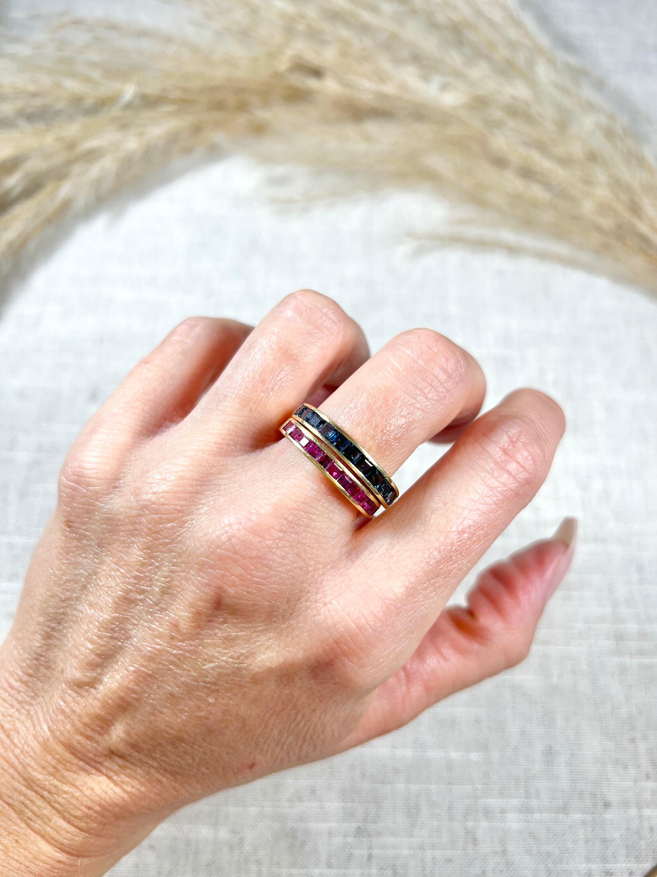 Vintage 18ct Yellow Gold Stamped 1940s Calibrated Ruby Half Eternity Ring In Good Condition For Sale In Brighton, GB