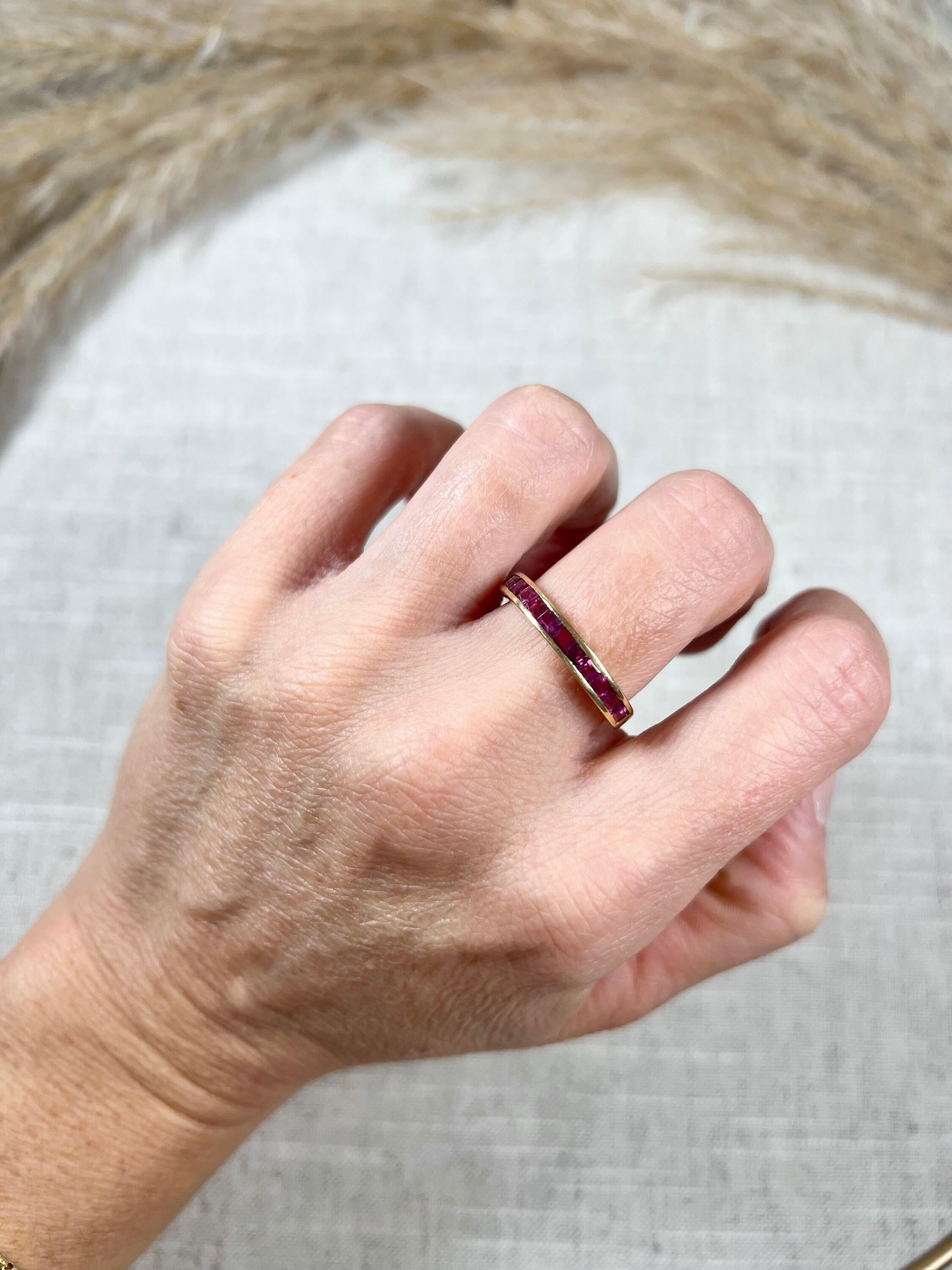 Vintage 18ct Yellow Gold Stamped 1940s Calibrated Ruby Half Eternity Ring For Sale 4