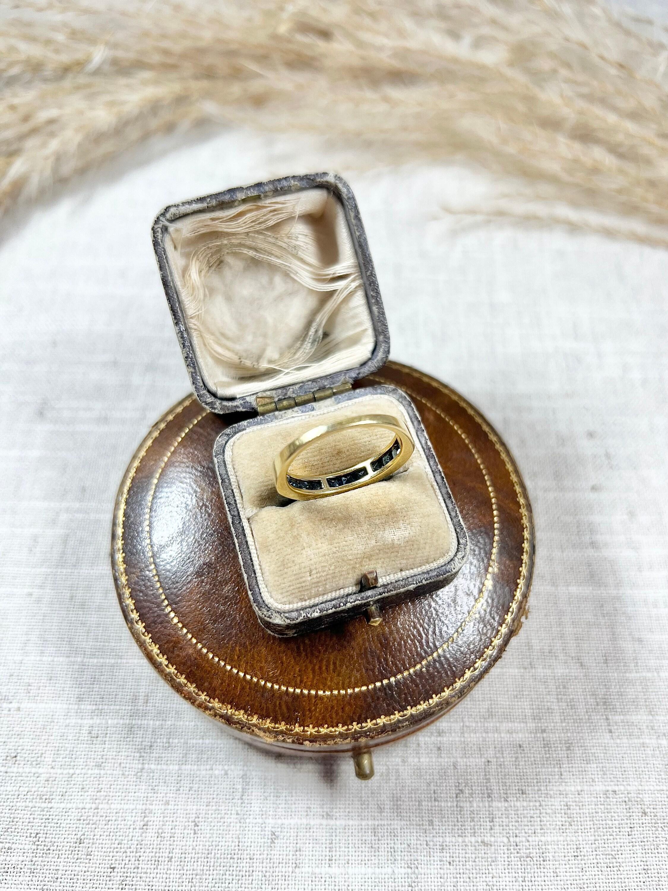 Vintage 18ct Yellow Gold Stamped 1940s Calibrated Sapphire Half Eternity Ring In Good Condition For Sale In Brighton, GB