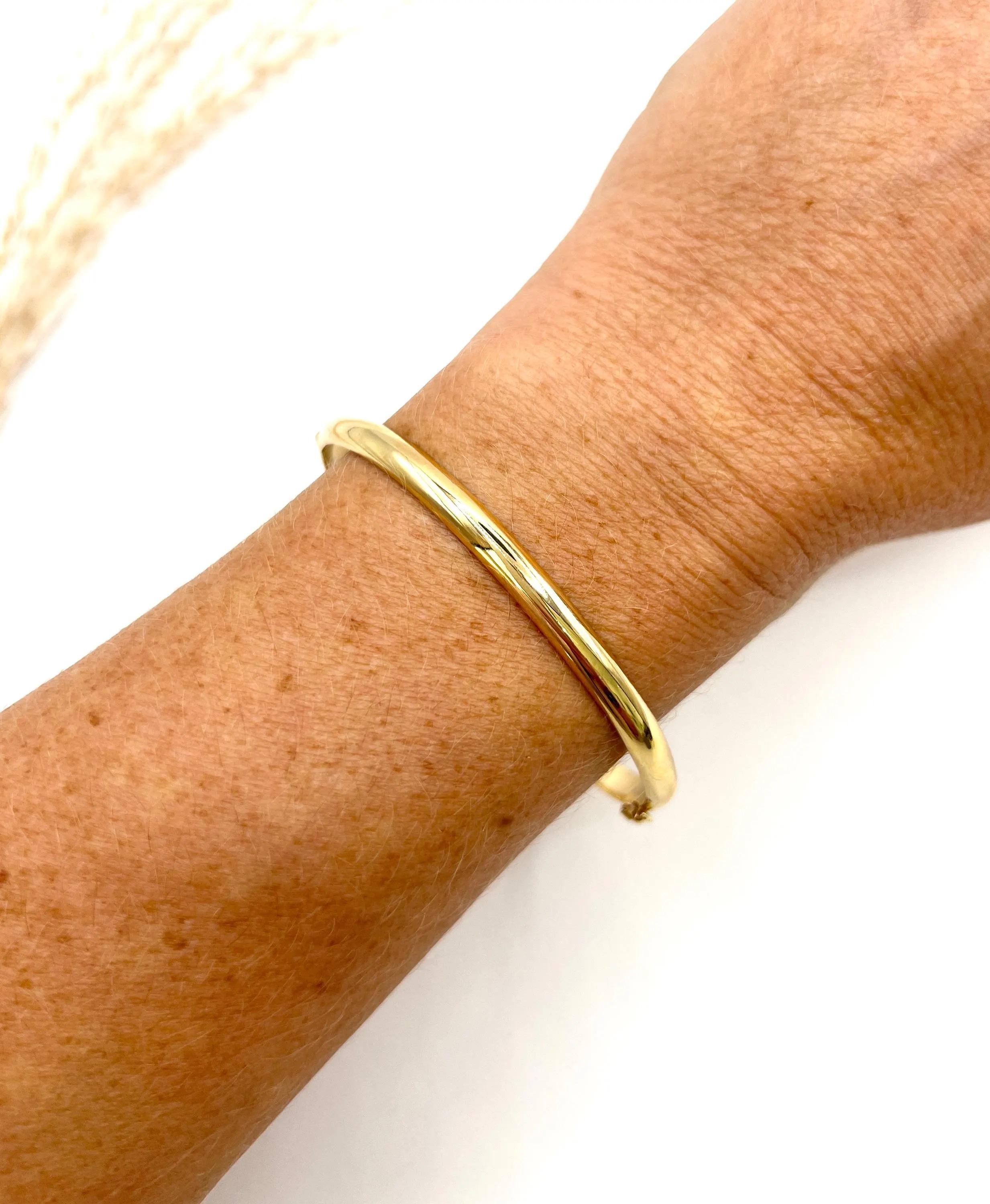 Bangle d'oro vintage 

Oro 18ct stampato

Circa anni '1940

Un braccialetto classico ed elegante realizzato in oro giallo massiccio 18 ct, con una superficie liscia e senza fronzoli che mette in risalto la ricchezza del metallo. Il braccialetto è