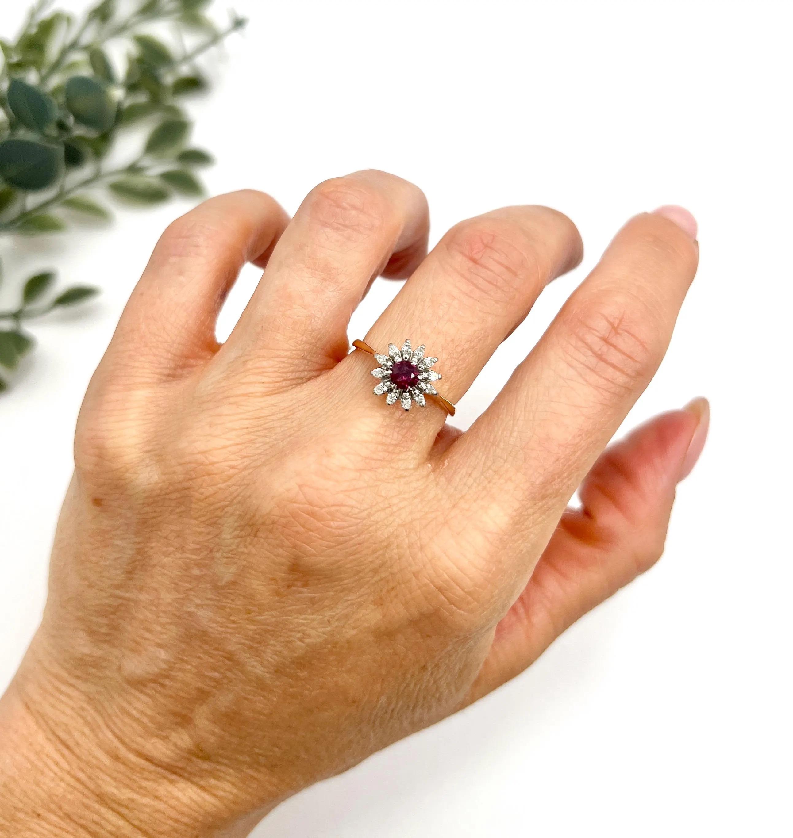 Vintage Rubin & Diamant Gänseblümchen Ring

18ct Gelbgold

Makers Mark R D P 

Dieser atemberaubende Gänseblümchen-Ring aus 18-karätigem Gold strahlt zeitlose Eleganz aus und besticht durch seine bemerkenswerten Details. In seinem Zentrum befindet