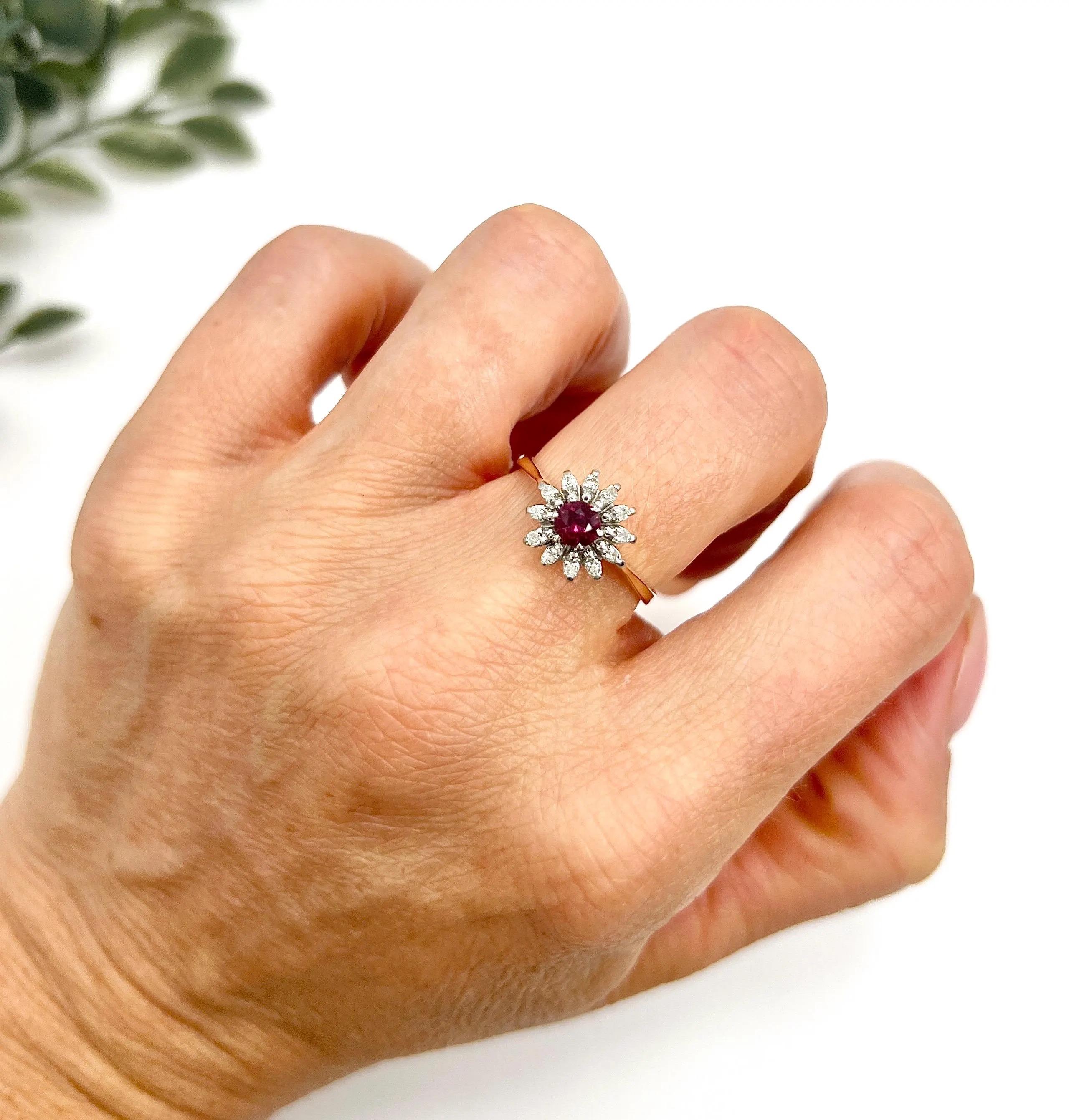 Vintage 18ct Gelbgold gestempelt, 1980er Jahre Rubin & Diamant Daisy Cluster Ring im Zustand „Gut“ im Angebot in Brighton, GB