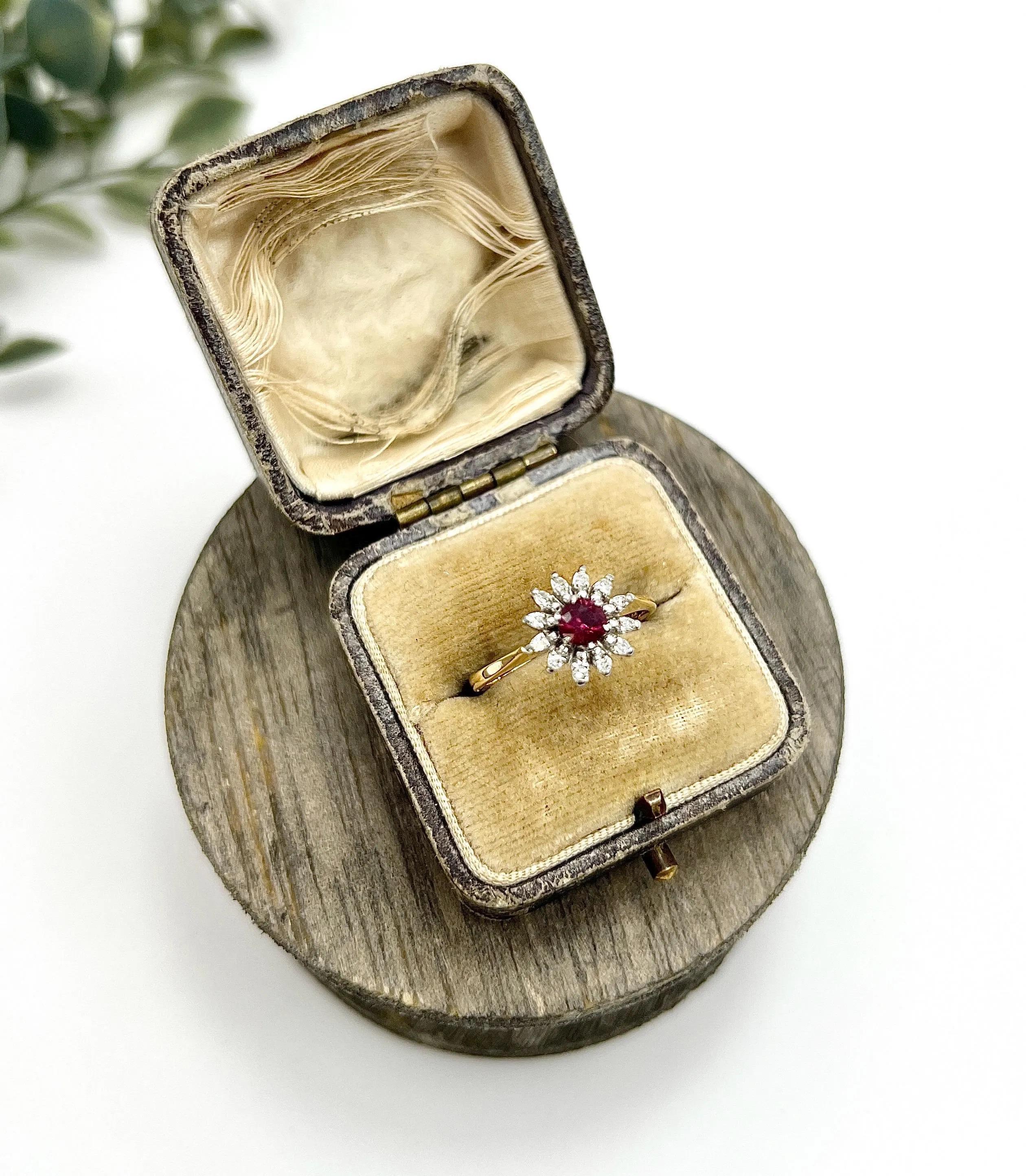 Vintage 18ct Gelbgold gestempelt, 1980er Jahre Rubin & Diamant Daisy Cluster Ring für Damen oder Herren im Angebot