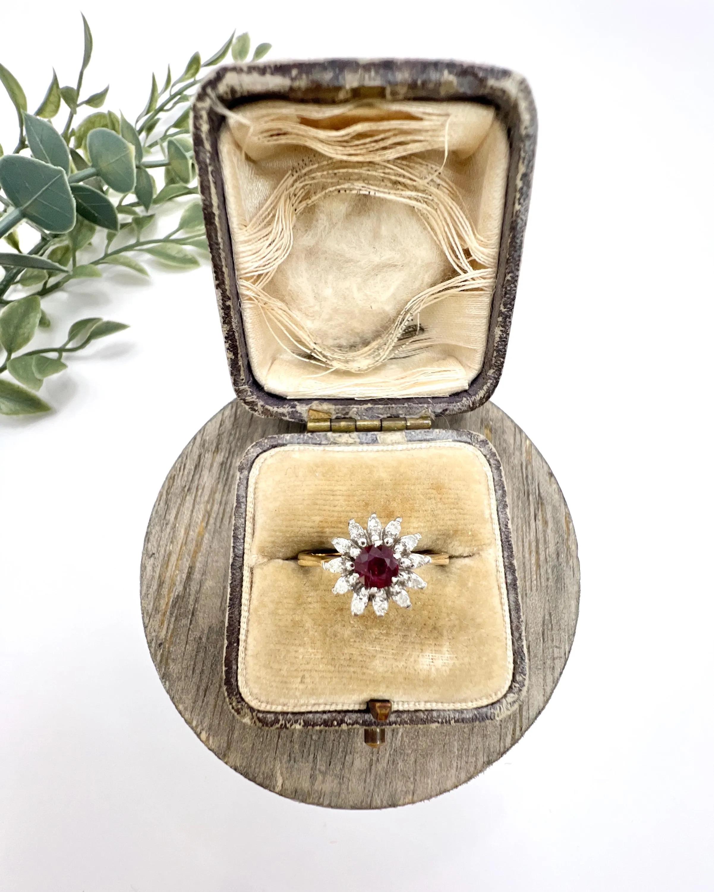 Vintage 18ct Gelbgold gestempelt, 1980er Jahre Rubin & Diamant Daisy Cluster Ring im Angebot 2