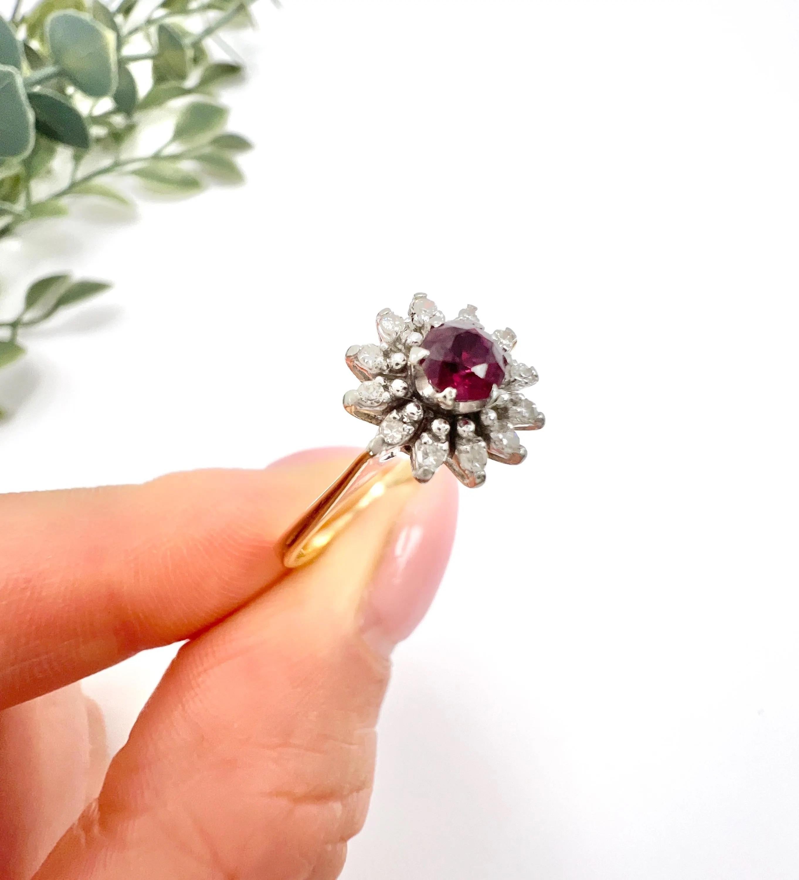 Vintage 18ct Gelbgold gestempelt, 1980er Jahre Rubin & Diamant Daisy Cluster Ring im Angebot 3