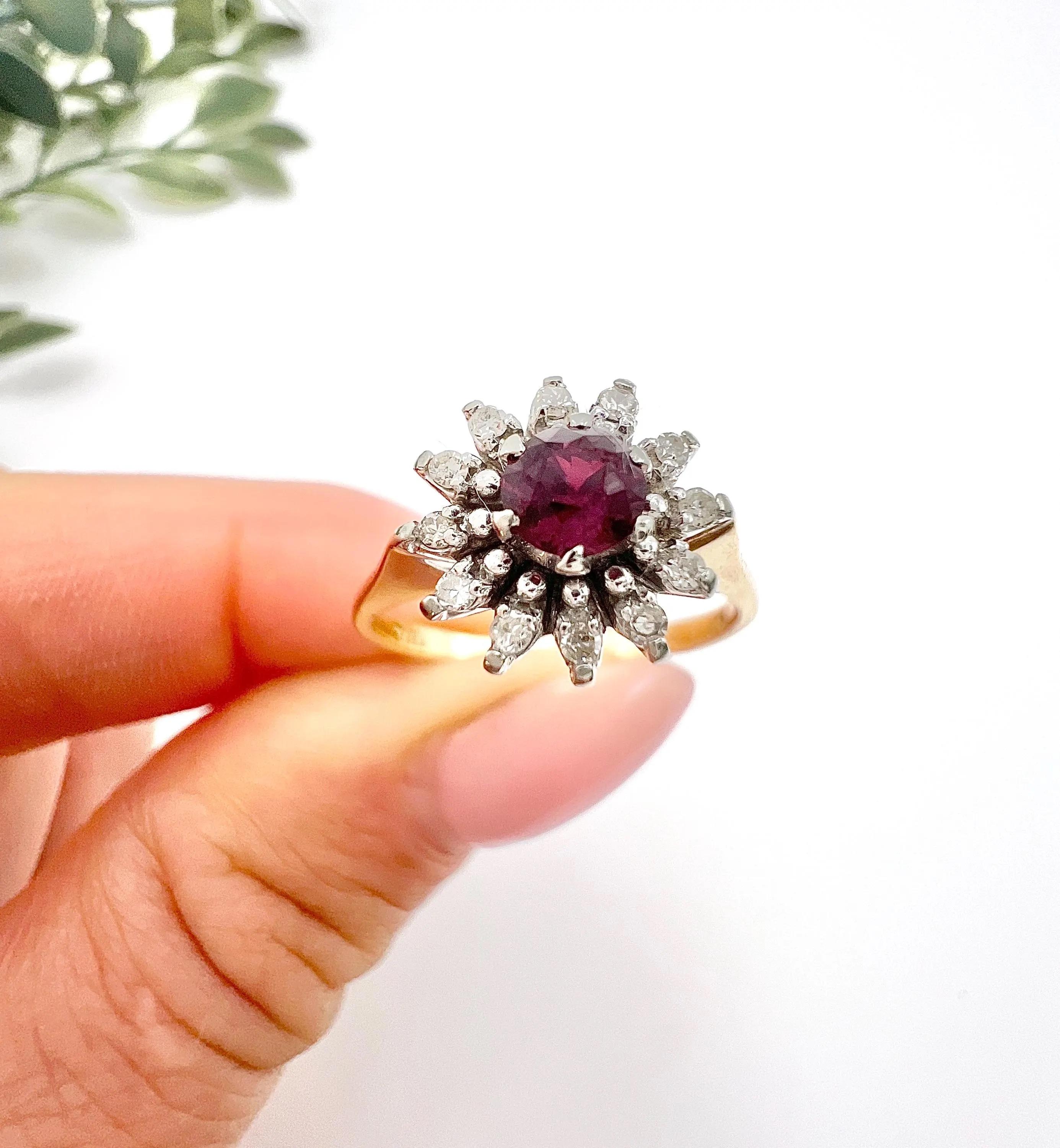 Vintage 18ct Gelbgold gestempelt, 1980er Jahre Rubin & Diamant Daisy Cluster Ring im Angebot 4
