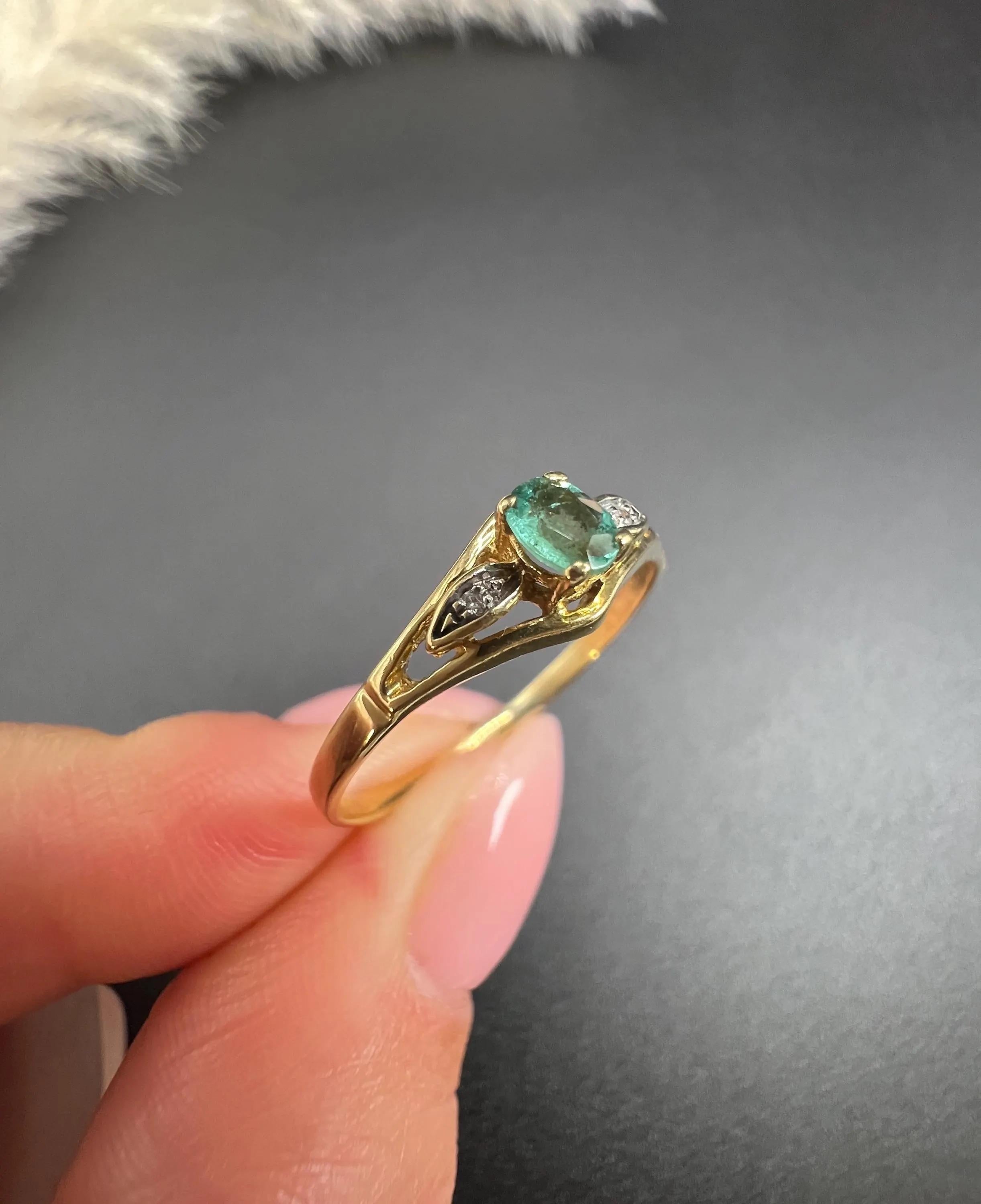 Vintage 18ct Yellow Gold Stamped, 1990s 3 Stone Emerald and Diamond Ring en venta 5