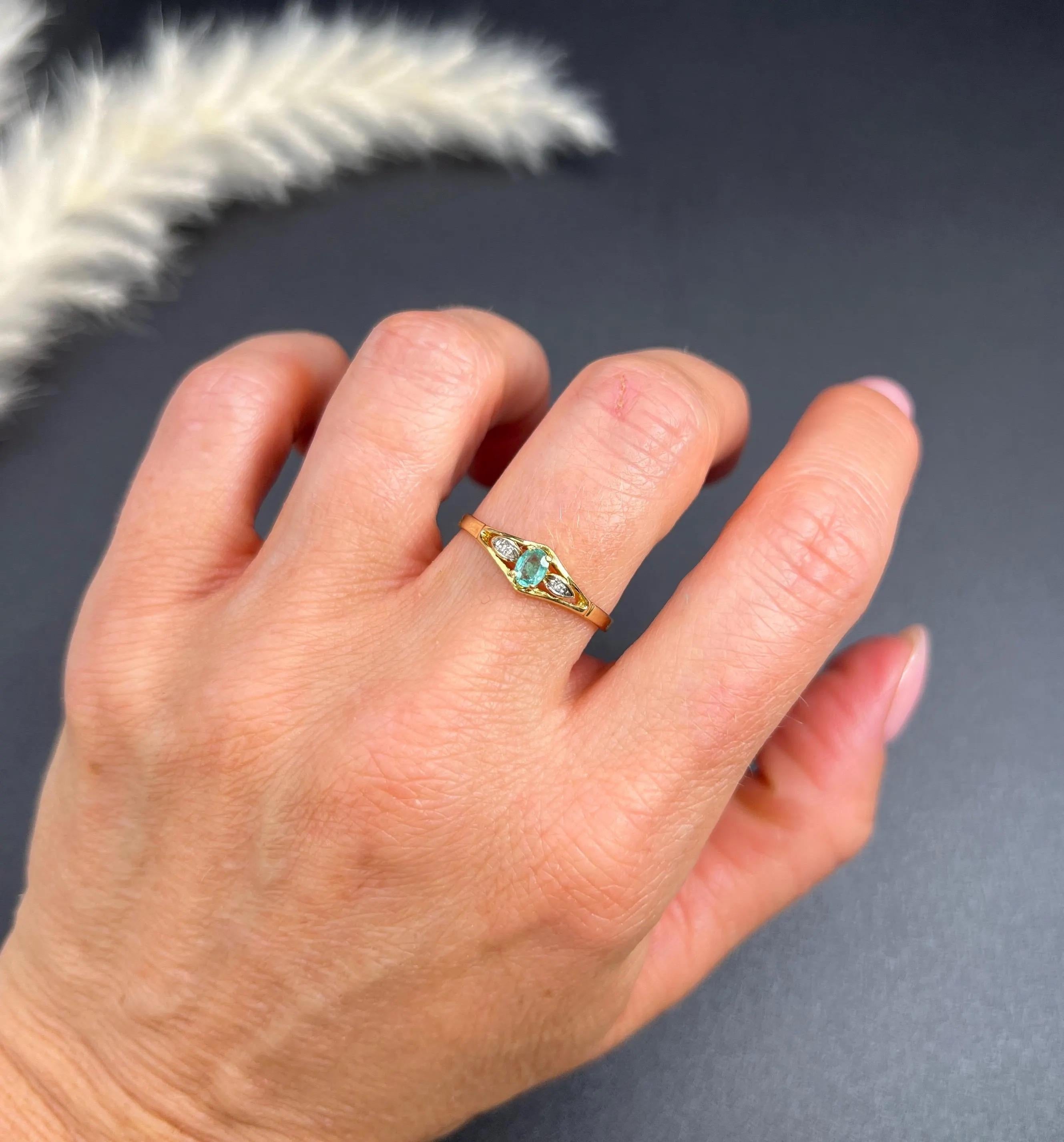 Vintage 18ct Yellow Gold Stamped, 1990s 3 Stone Emerald and Diamond Ring Corte oval en venta