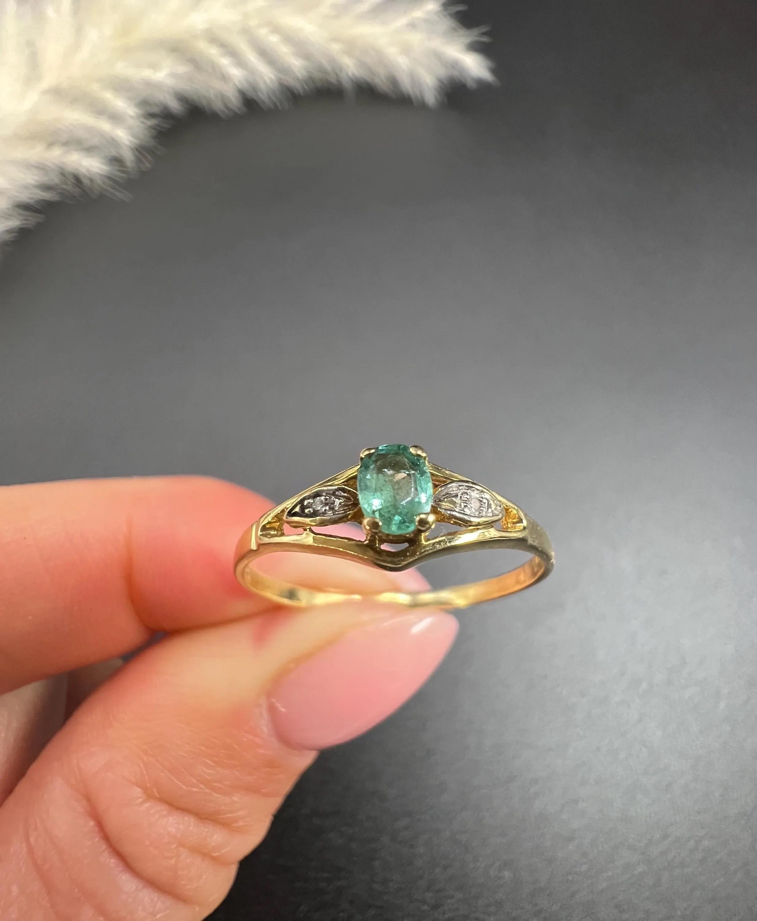 Vintage 18ct Yellow Gold Stamped, 1990s 3 Stone Emerald and Diamond Ring en Bueno estado para la venta en Brighton, GB