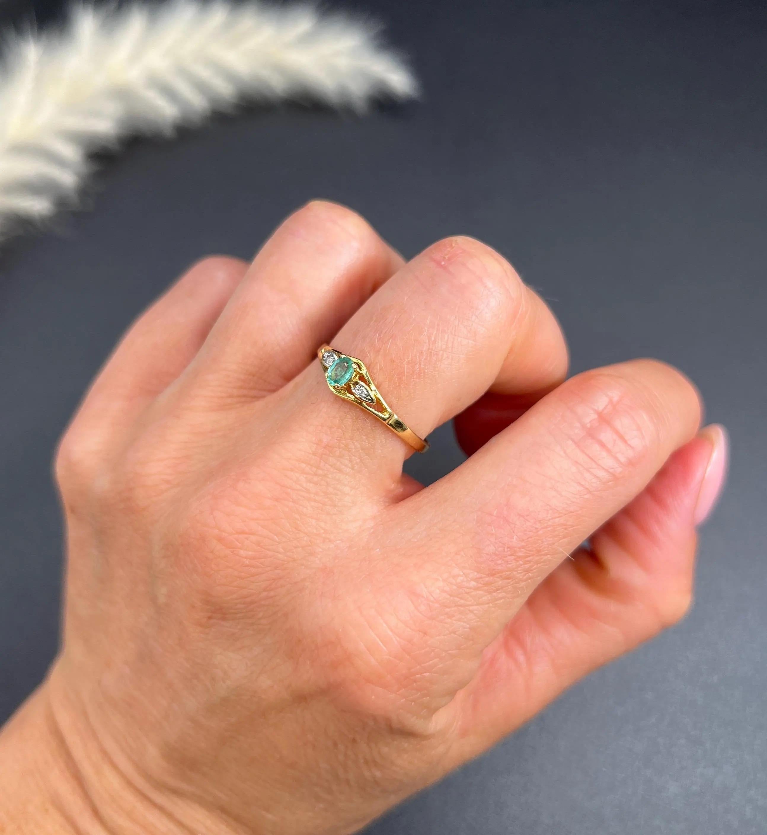 Femenino o masculino Vintage 18ct Yellow Gold Stamped, 1990s 3 Stone Emerald and Diamond Ring en venta