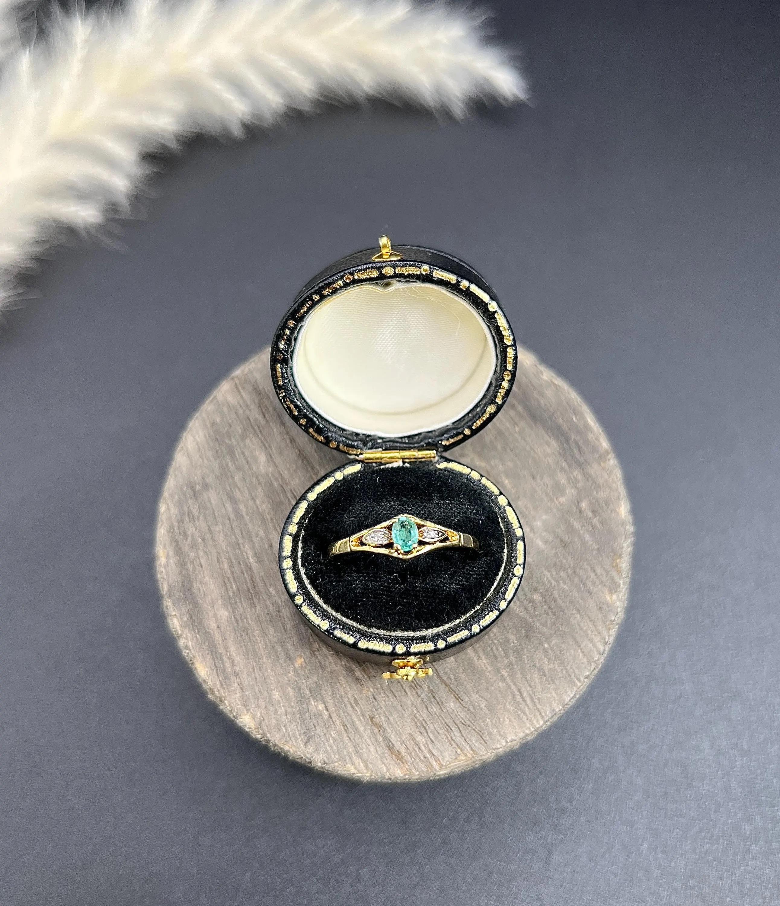 Vintage 18ct Yellow Gold Stamped, 1990s 3 Stone Emerald and Diamond Ring en venta 3
