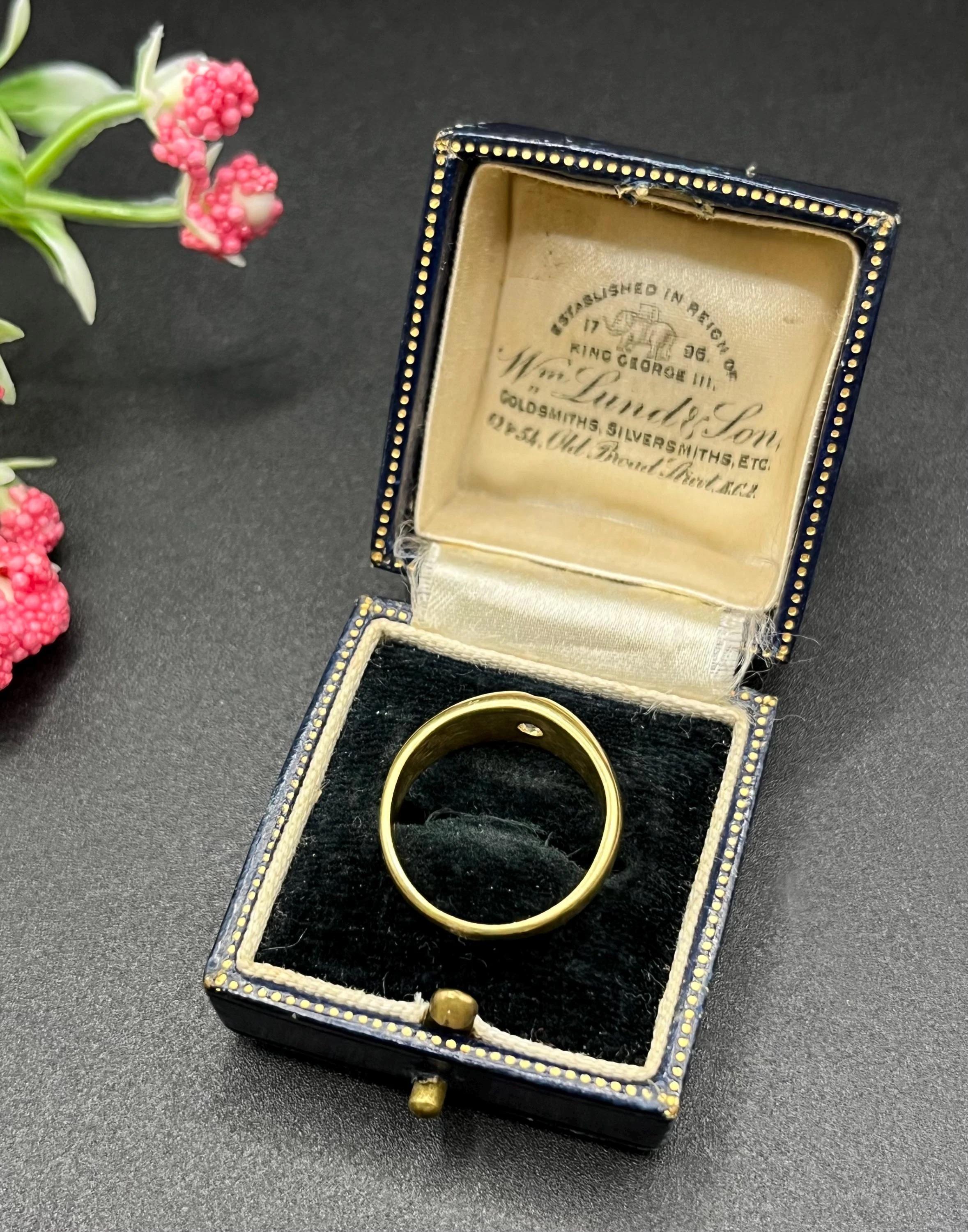 Bague vintage en or jaune 18ct, diamant étoilé, Circa 1960 Unisexe en vente