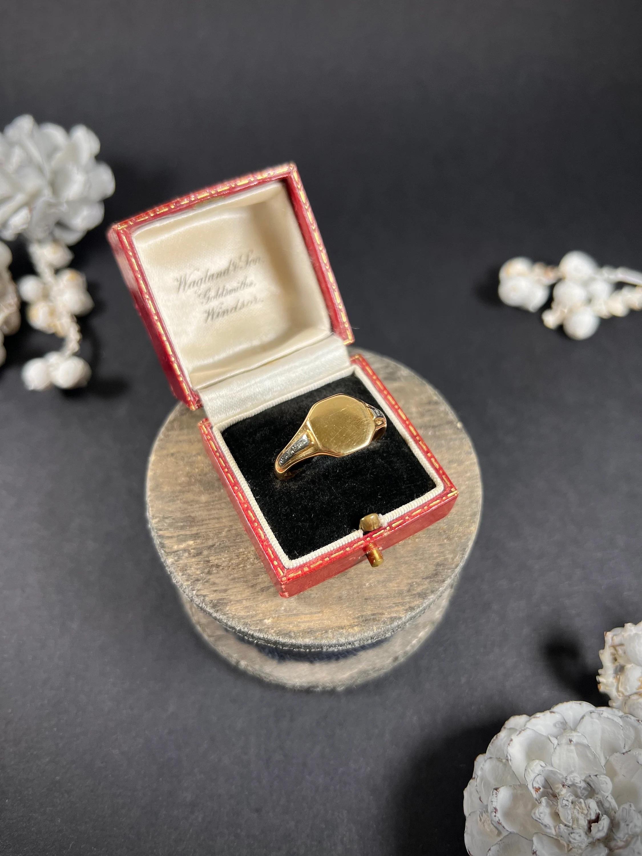 Bague sigillaire octogonale en or jaune et blanc 18 carats, poinçonnée Chester 1929 en vente 3