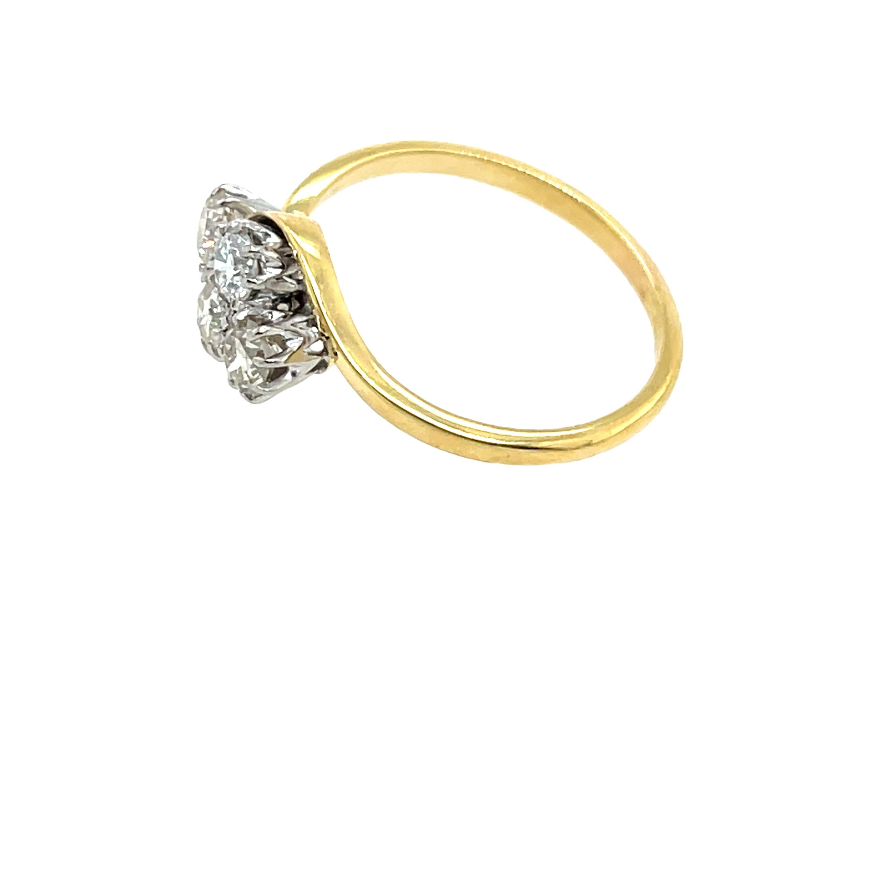 Dieser atemberaubende Vintage-Ring zeigt die zeitlose Eleganz von 18-karätigem Gelb- und Weißgold und verbindet klassischen Charme mit einem Hauch von moderner Raffinesse.
Gesamtgewicht der Diamanten: 0,60ct
Farbe des Diamanten: H/I
Diamant