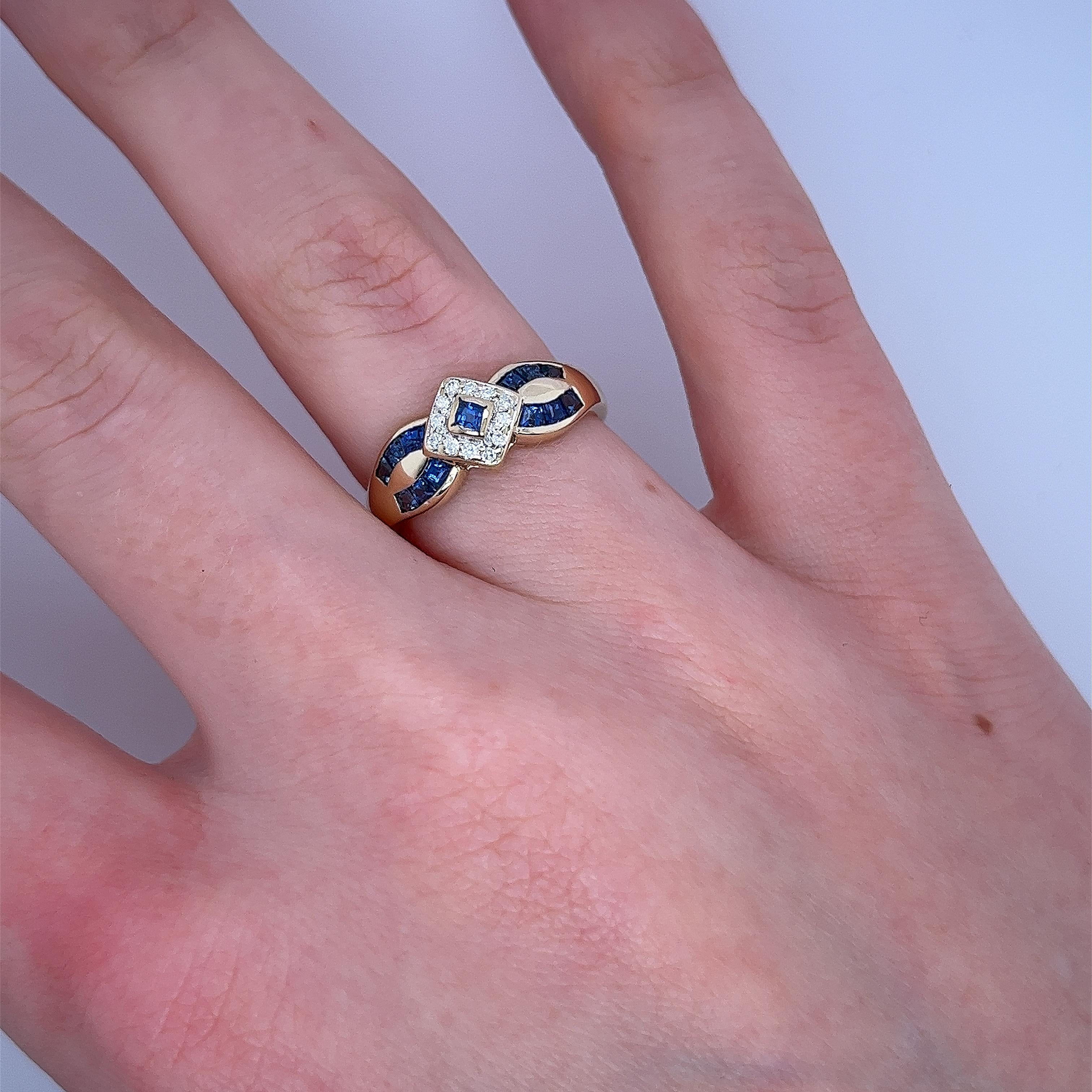 Ein eleganter und einzigartiger Vintage-Ring mit Diamanten und Saphiren, 
besetzt mit 0,12ct runden Diamanten im Brillantschliff und quadratischen Saphiren
in einer Fassung aus 18 Karat Gelb- und Weißgold.
Gesamtgewicht der Diamanten: 0,12ct
Farbe