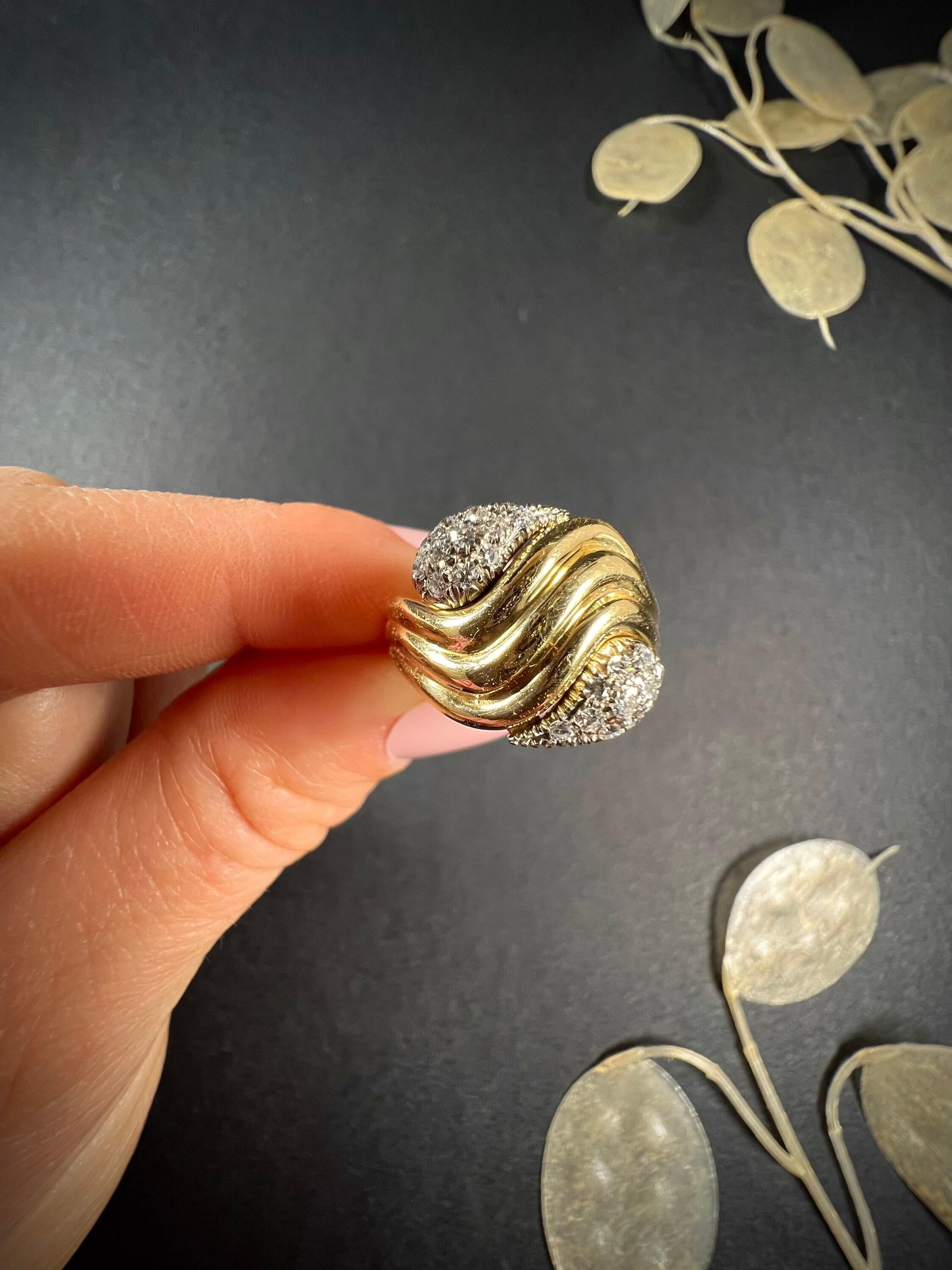 Vintage Snake Ring 

18ct Gold gestempelt 750

CIRCA 1980er Jahre

Fabelhafter, doppelköpfiger Schlangenring im Vintage-Stil. Beide Köpfe sind mit funkelnden, natürlichen Diamanten besetzt, die in Weißgold eingefasst sind. Die gelbgoldenen Körper