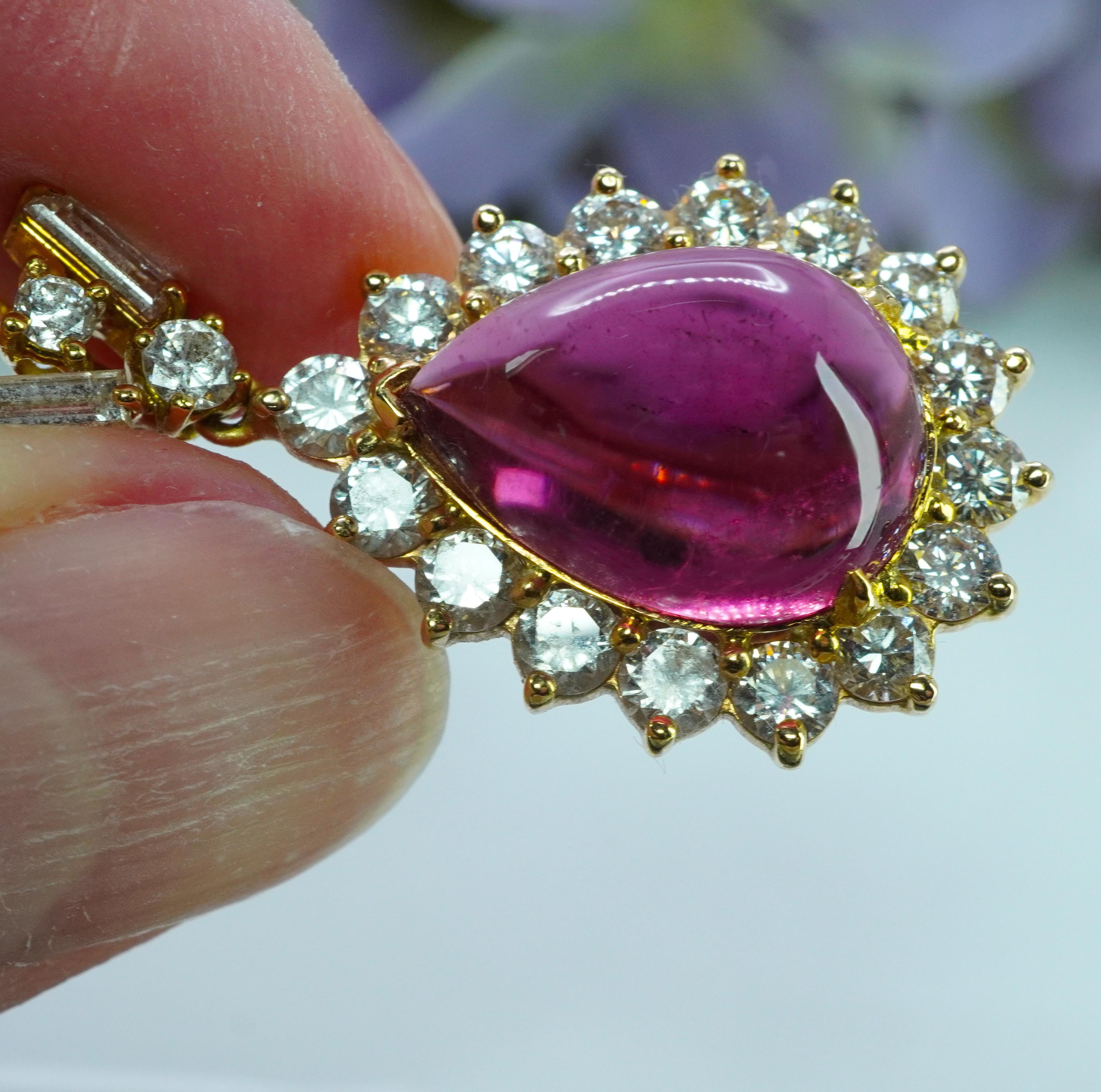  Ciondolo in oro 18K 14K con tormalina rubellite d'epoca e diamante Valutazione

Questa splendida collana di proprietà in oro giallo 18K (cauzione) e 14K (ciondolo) è un vero spettacolo! C'è un'enorme tormalina rubellite autentica, estratta dalla